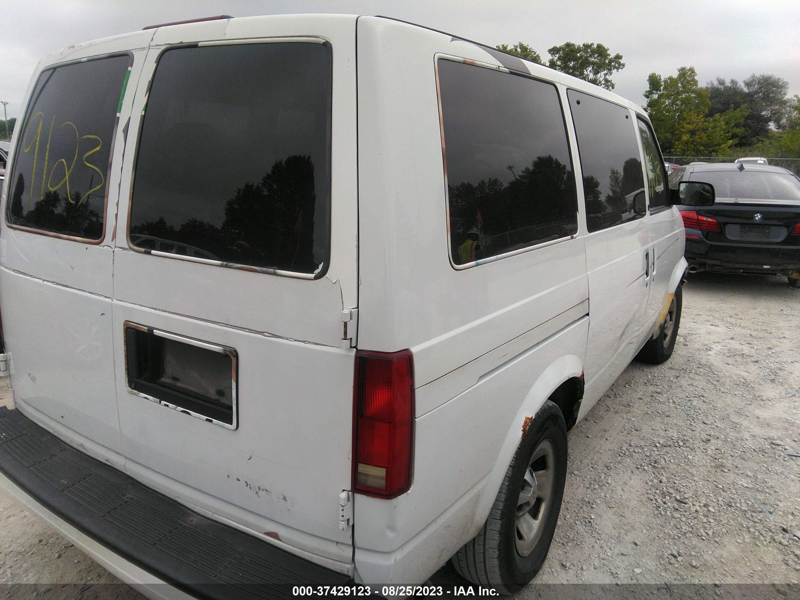 Photo 3 VIN: 1GNDM19X42B145374 - CHEVROLET ASTRO 