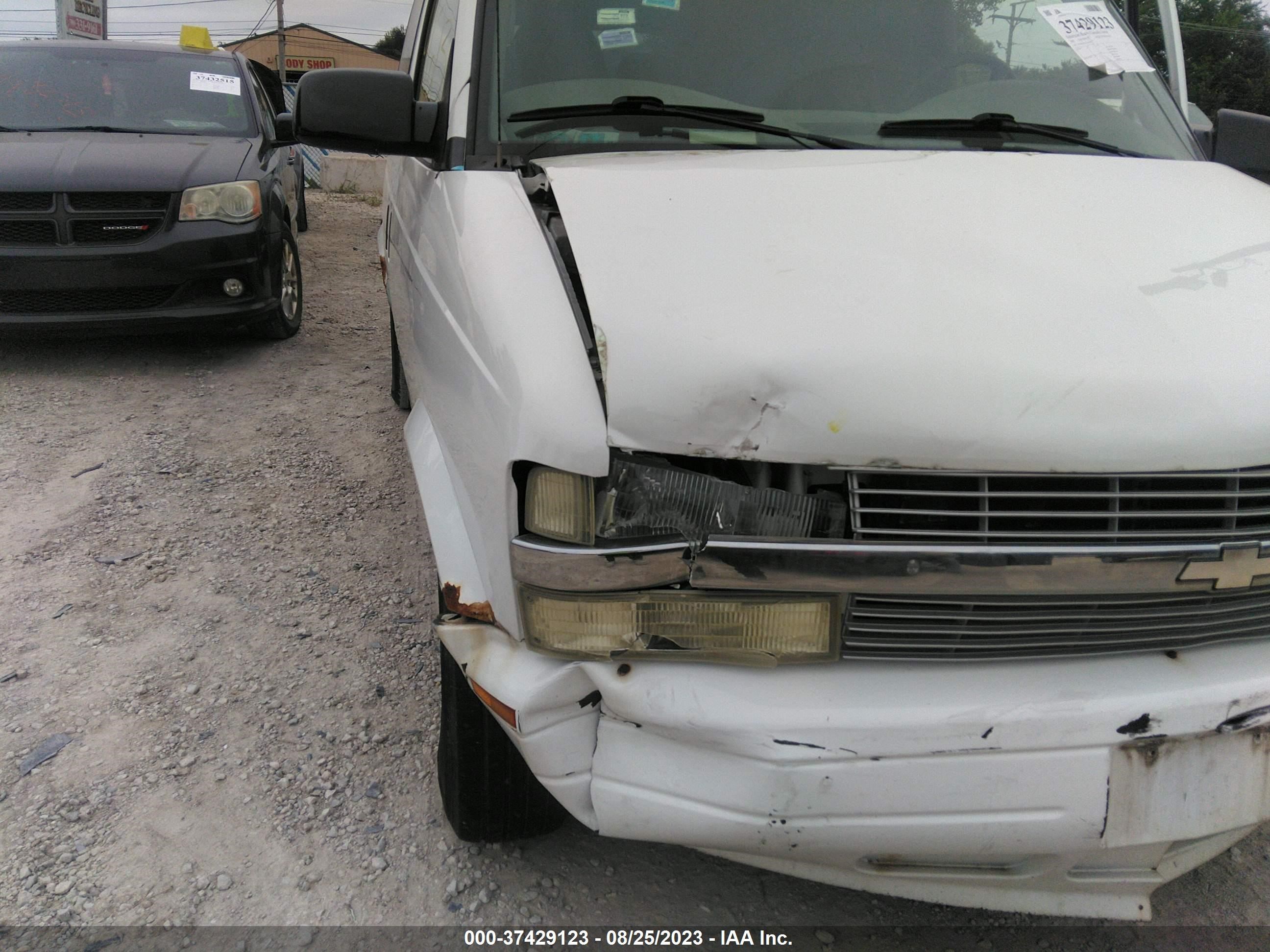 Photo 5 VIN: 1GNDM19X42B145374 - CHEVROLET ASTRO 