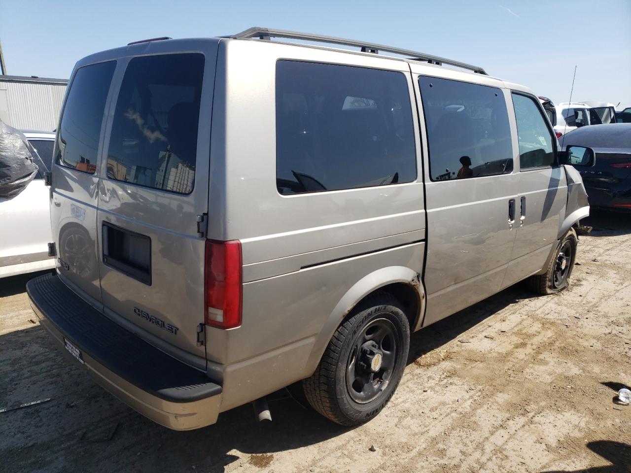 Photo 2 VIN: 1GNDM19X45B121497 - CHEVROLET ASTRO 