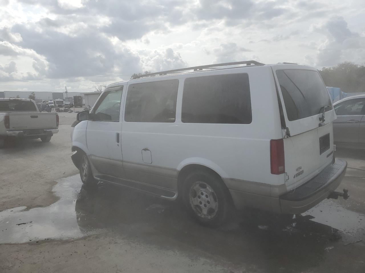 Photo 1 VIN: 1GNDM19X45B130989 - CHEVROLET ASTRO 