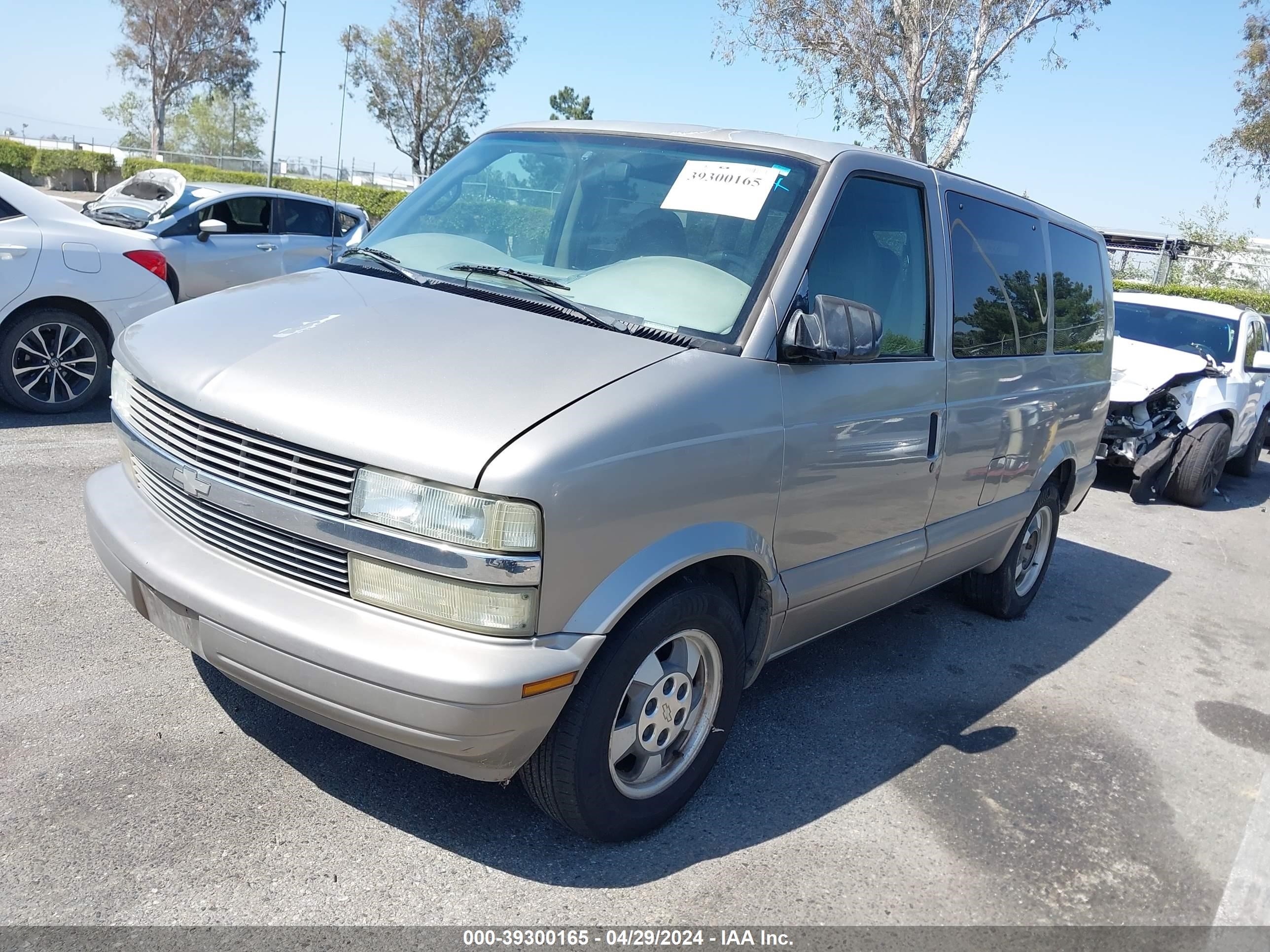 Photo 1 VIN: 1GNDM19X53B106620 - CHEVROLET ASTRO 