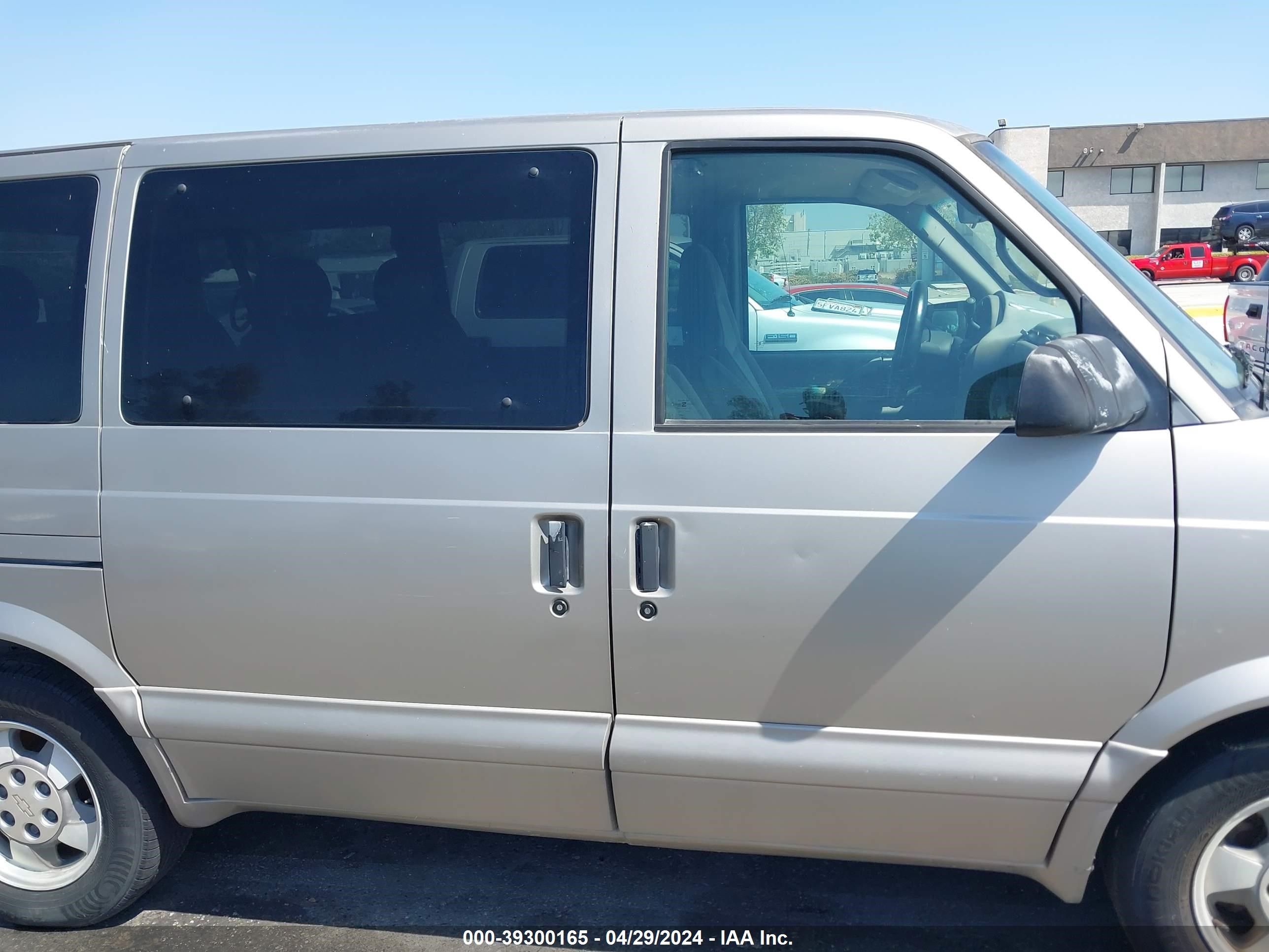 Photo 12 VIN: 1GNDM19X53B106620 - CHEVROLET ASTRO 