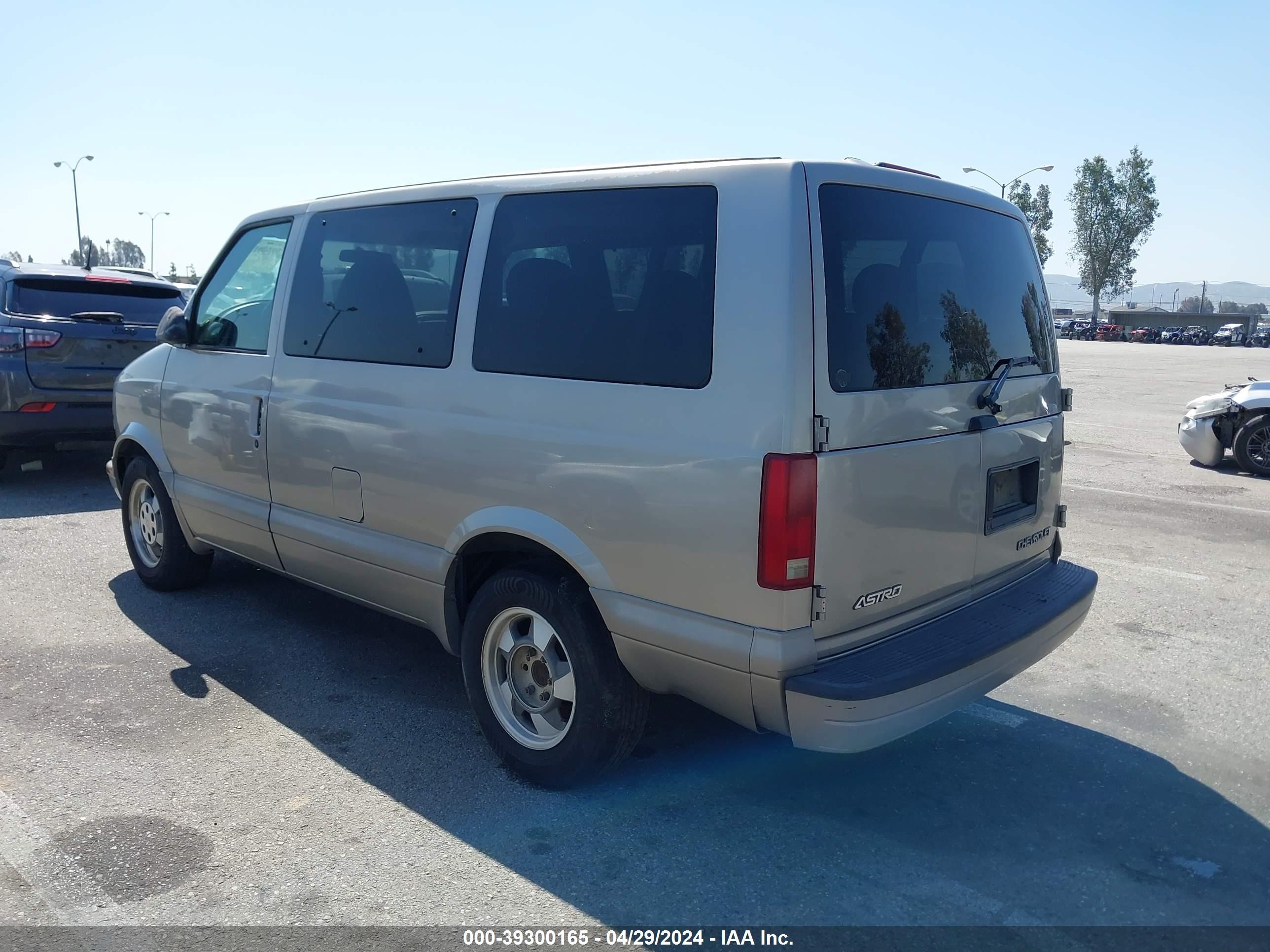 Photo 2 VIN: 1GNDM19X53B106620 - CHEVROLET ASTRO 