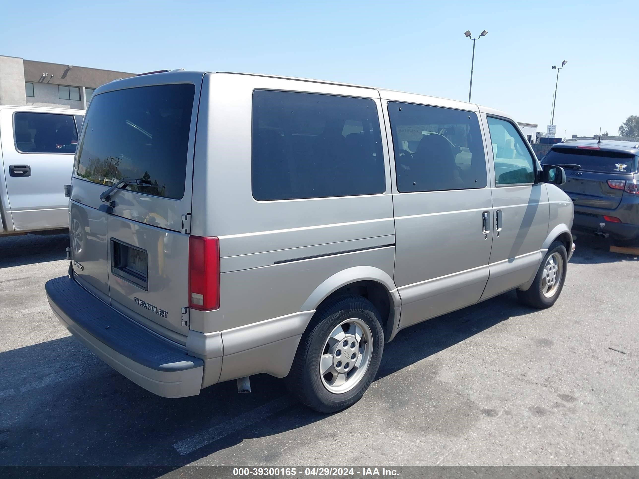 Photo 3 VIN: 1GNDM19X53B106620 - CHEVROLET ASTRO 