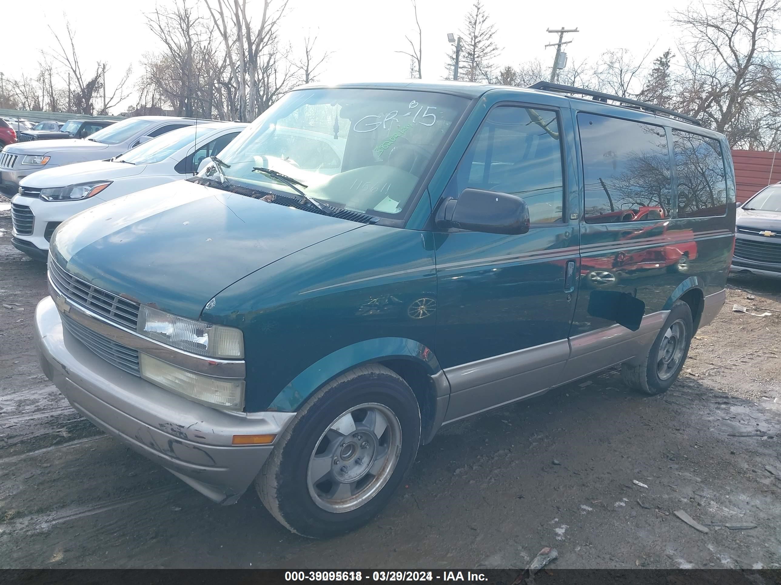 Photo 2 VIN: 1GNDM19X53B115611 - CHEVROLET ASTRO 