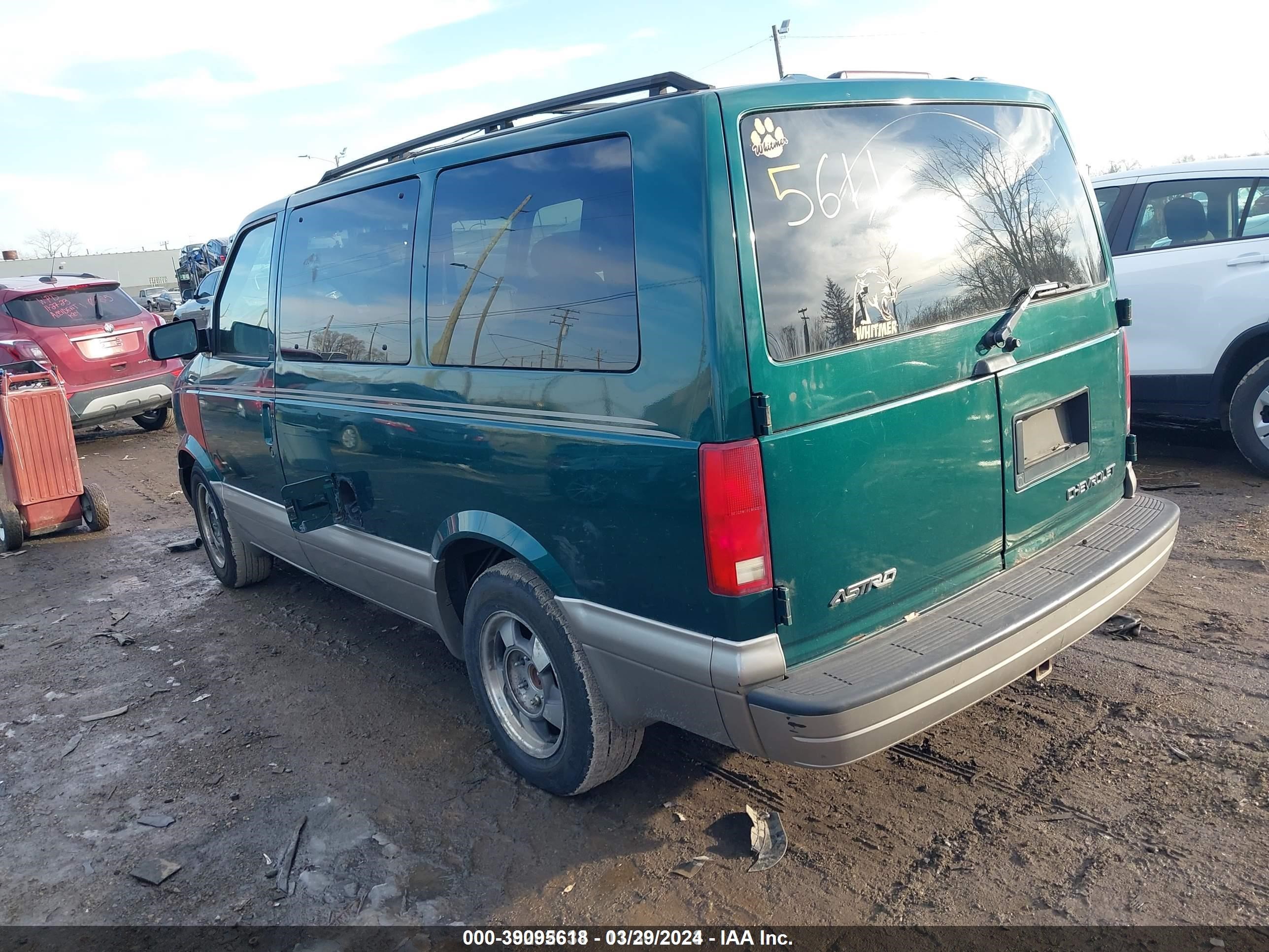 Photo 3 VIN: 1GNDM19X53B115611 - CHEVROLET ASTRO 