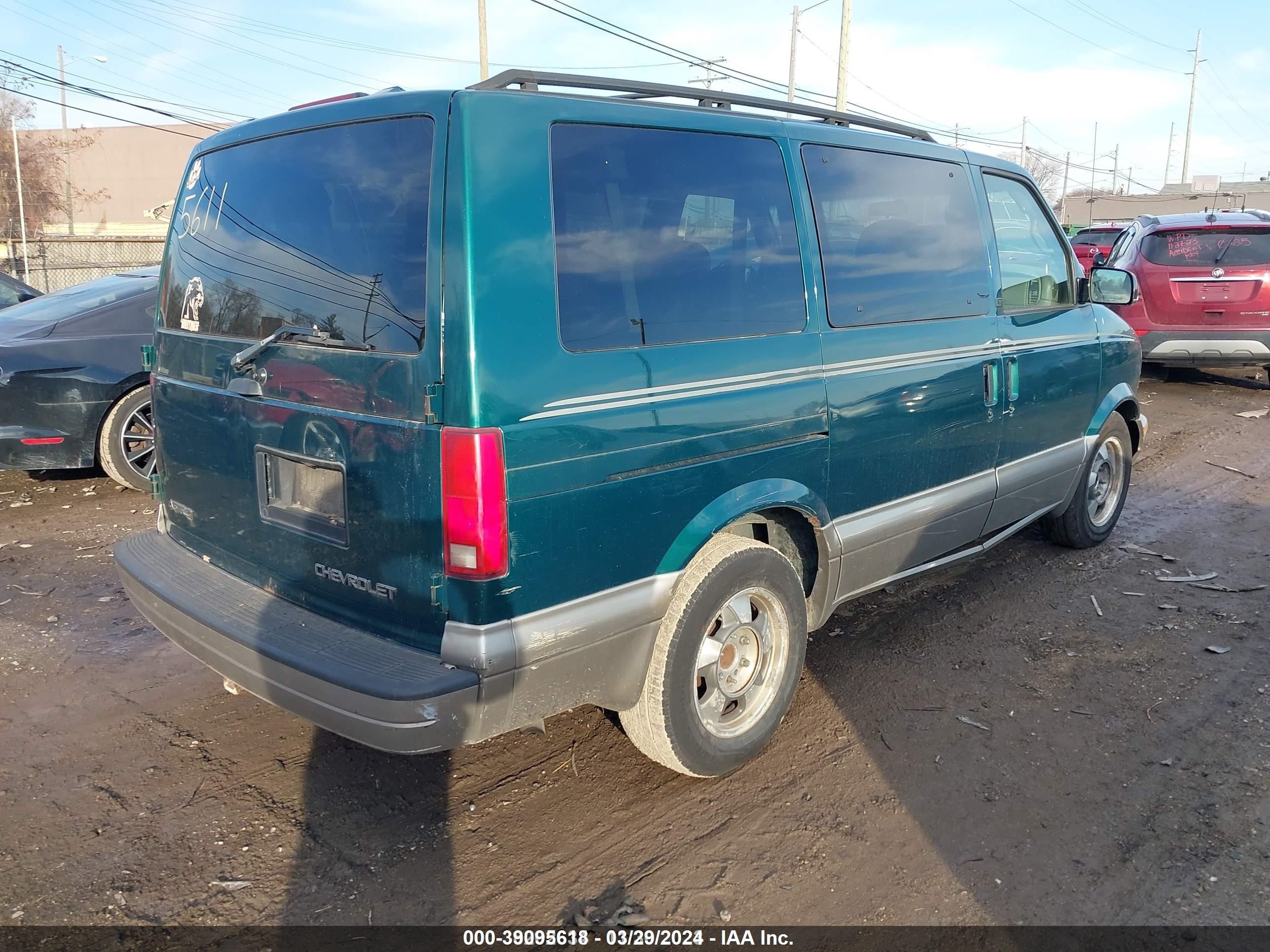 Photo 4 VIN: 1GNDM19X53B115611 - CHEVROLET ASTRO 