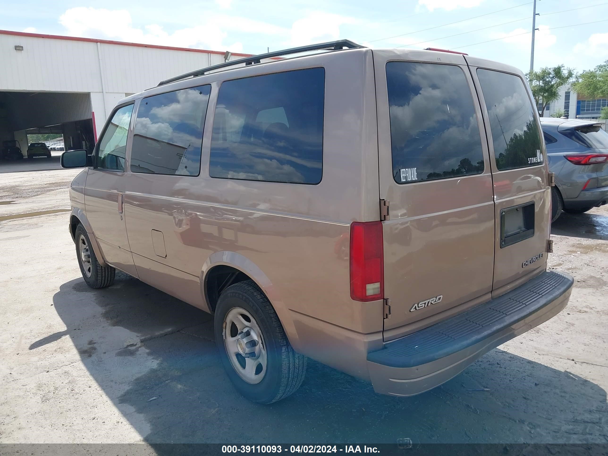 Photo 2 VIN: 1GNDM19X54B111592 - CHEVROLET ASTRO 