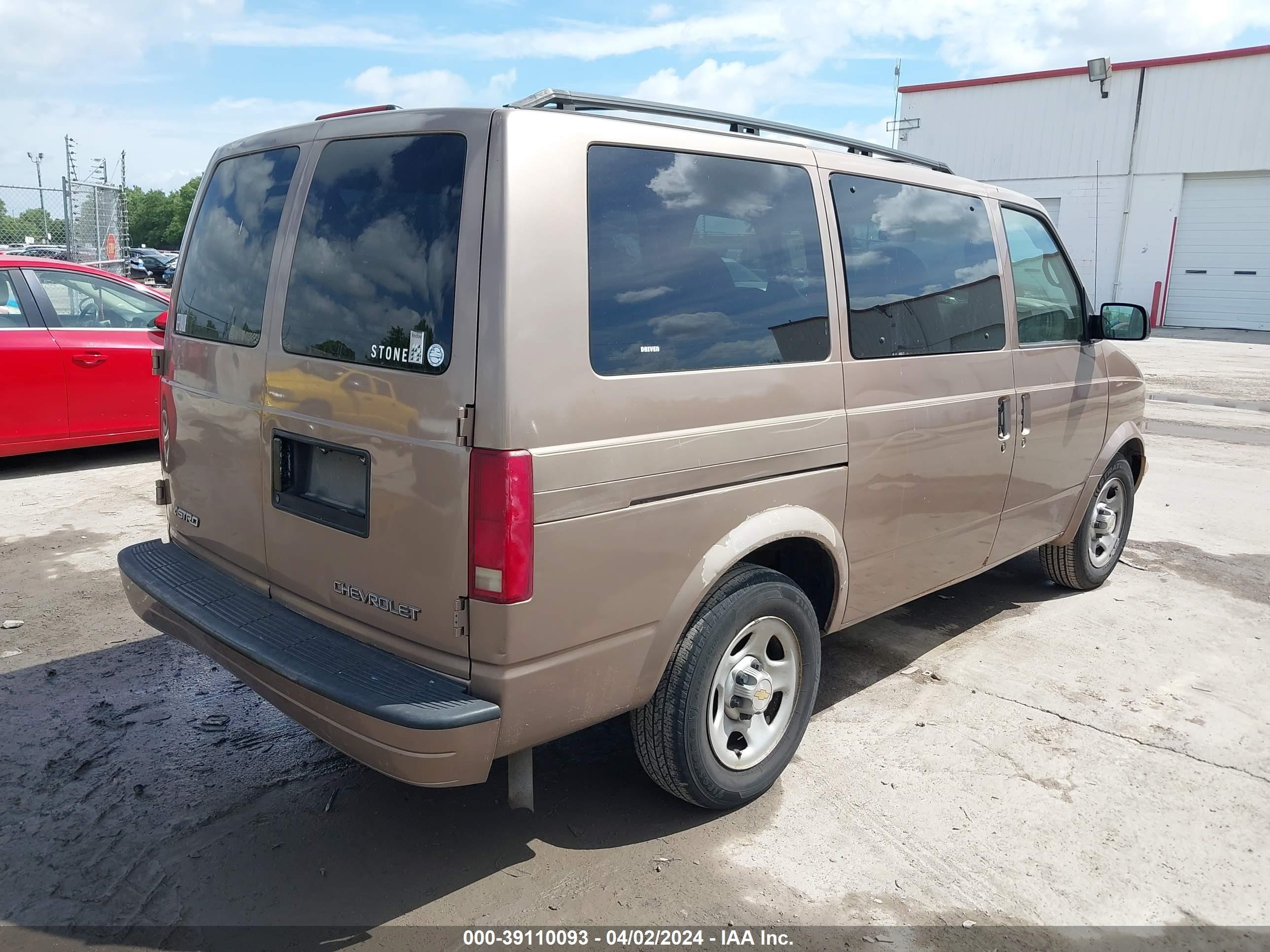 Photo 3 VIN: 1GNDM19X54B111592 - CHEVROLET ASTRO 