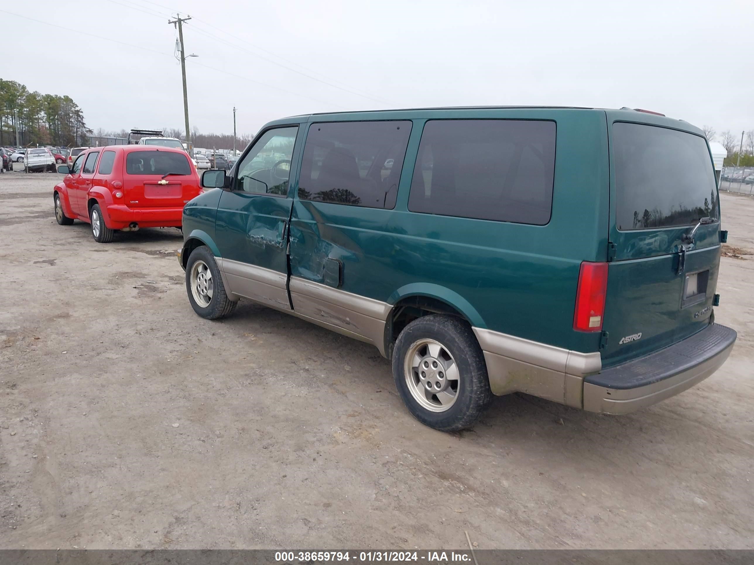 Photo 2 VIN: 1GNDM19X63B112474 - CHEVROLET ASTRO 