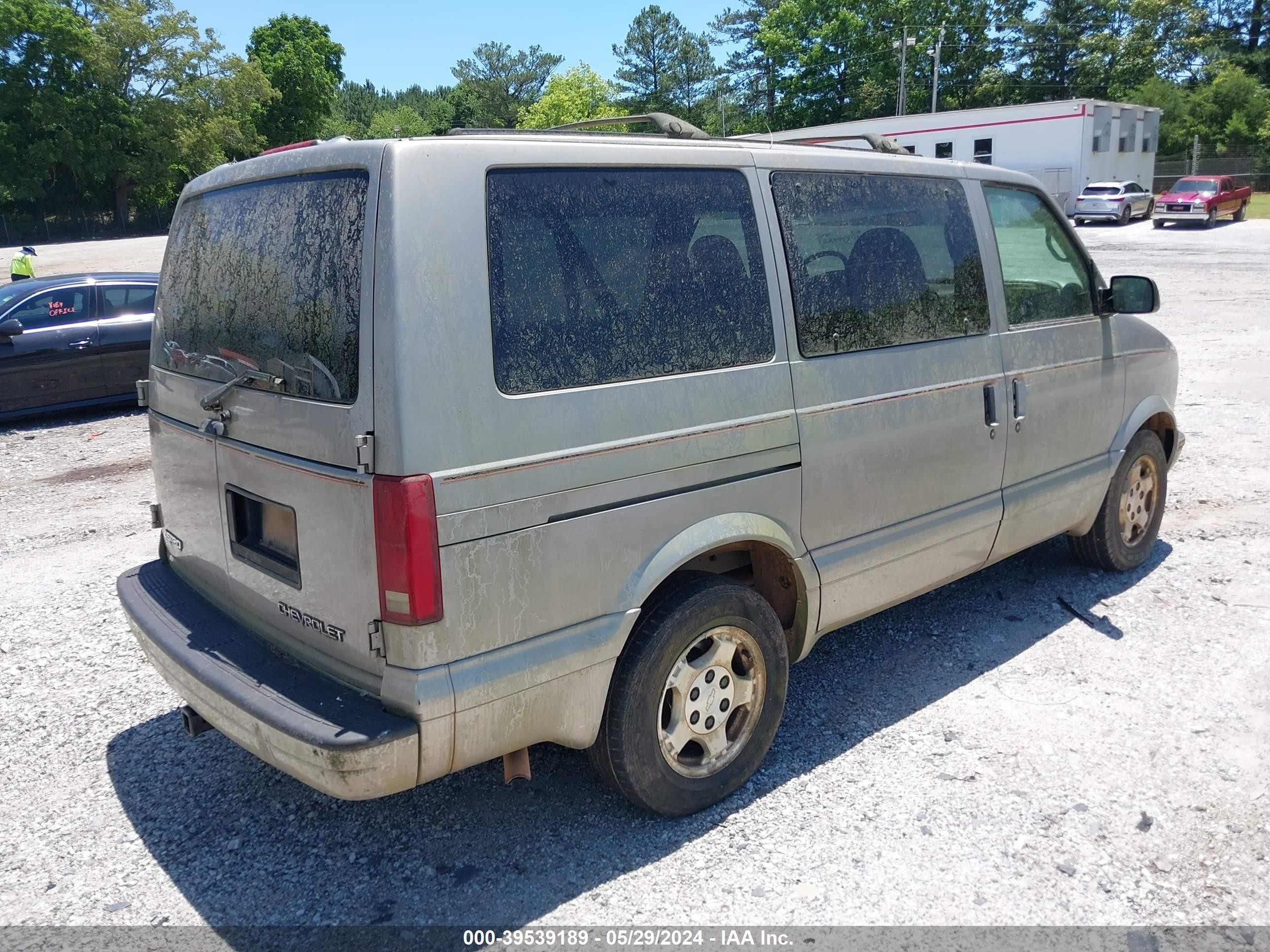 Photo 3 VIN: 1GNDM19X64B110953 - CHEVROLET ASTRO 