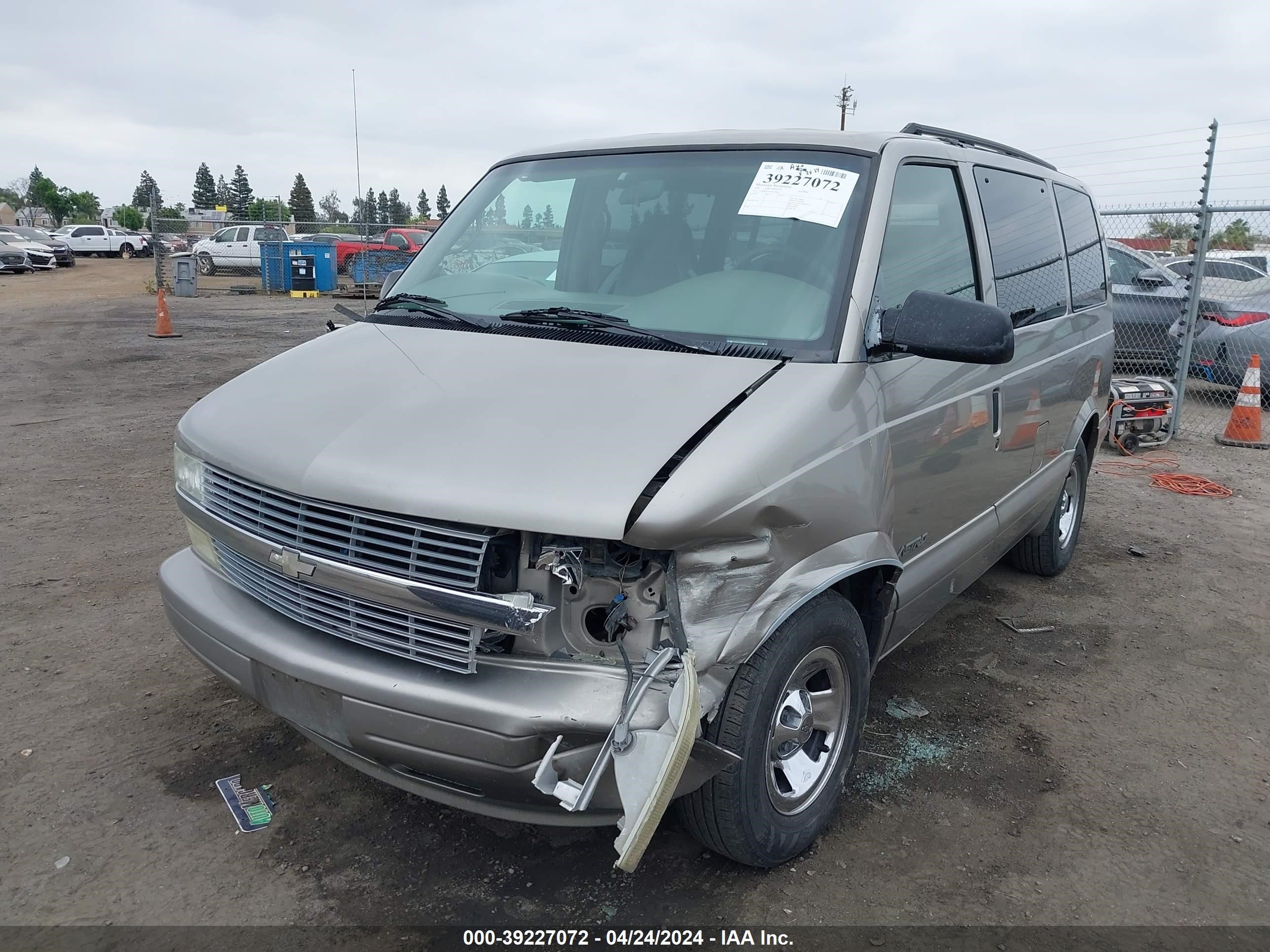 Photo 1 VIN: 1GNDM19X72B128844 - CHEVROLET ASTRO 