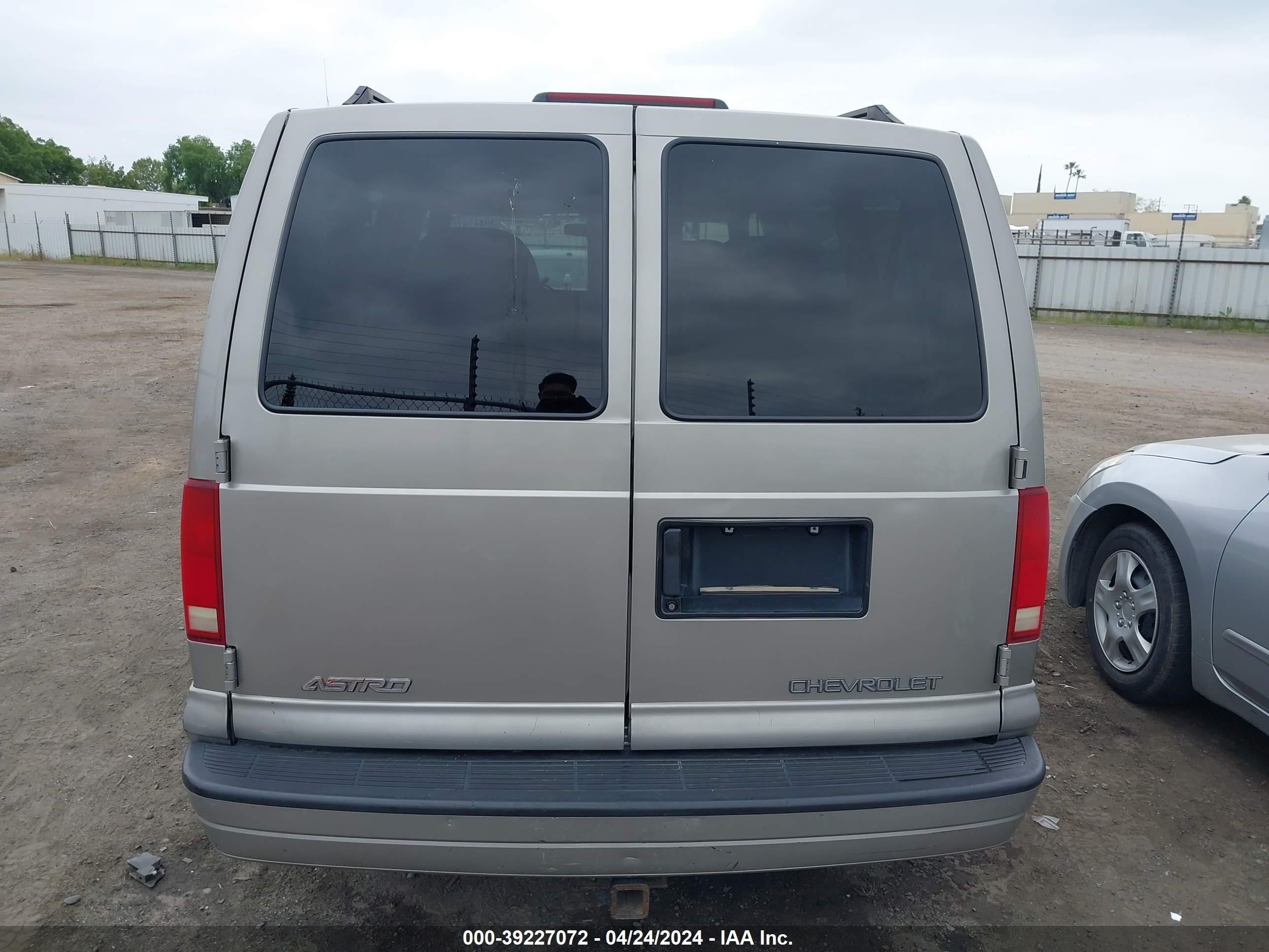 Photo 15 VIN: 1GNDM19X72B128844 - CHEVROLET ASTRO 