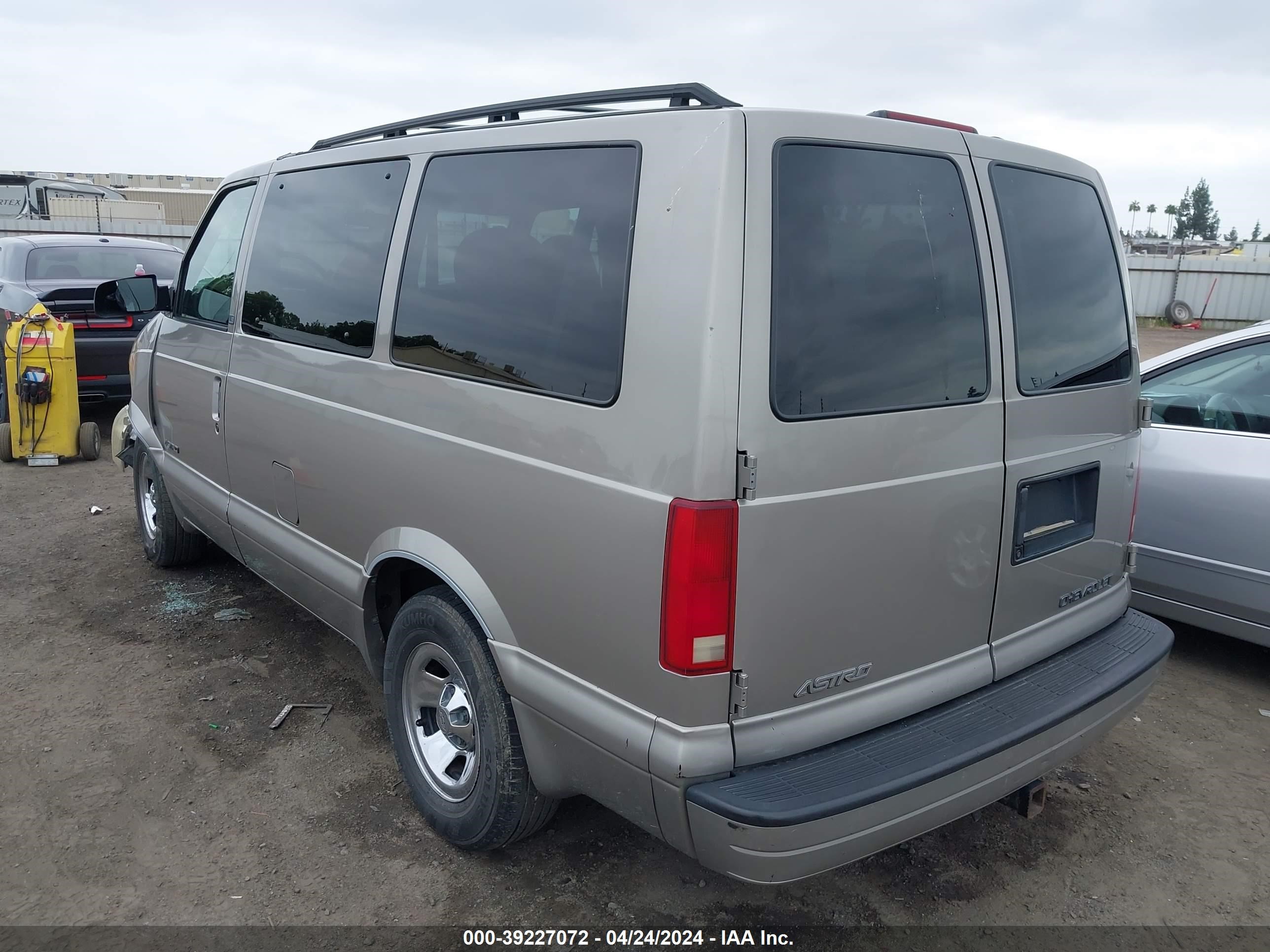 Photo 2 VIN: 1GNDM19X72B128844 - CHEVROLET ASTRO 