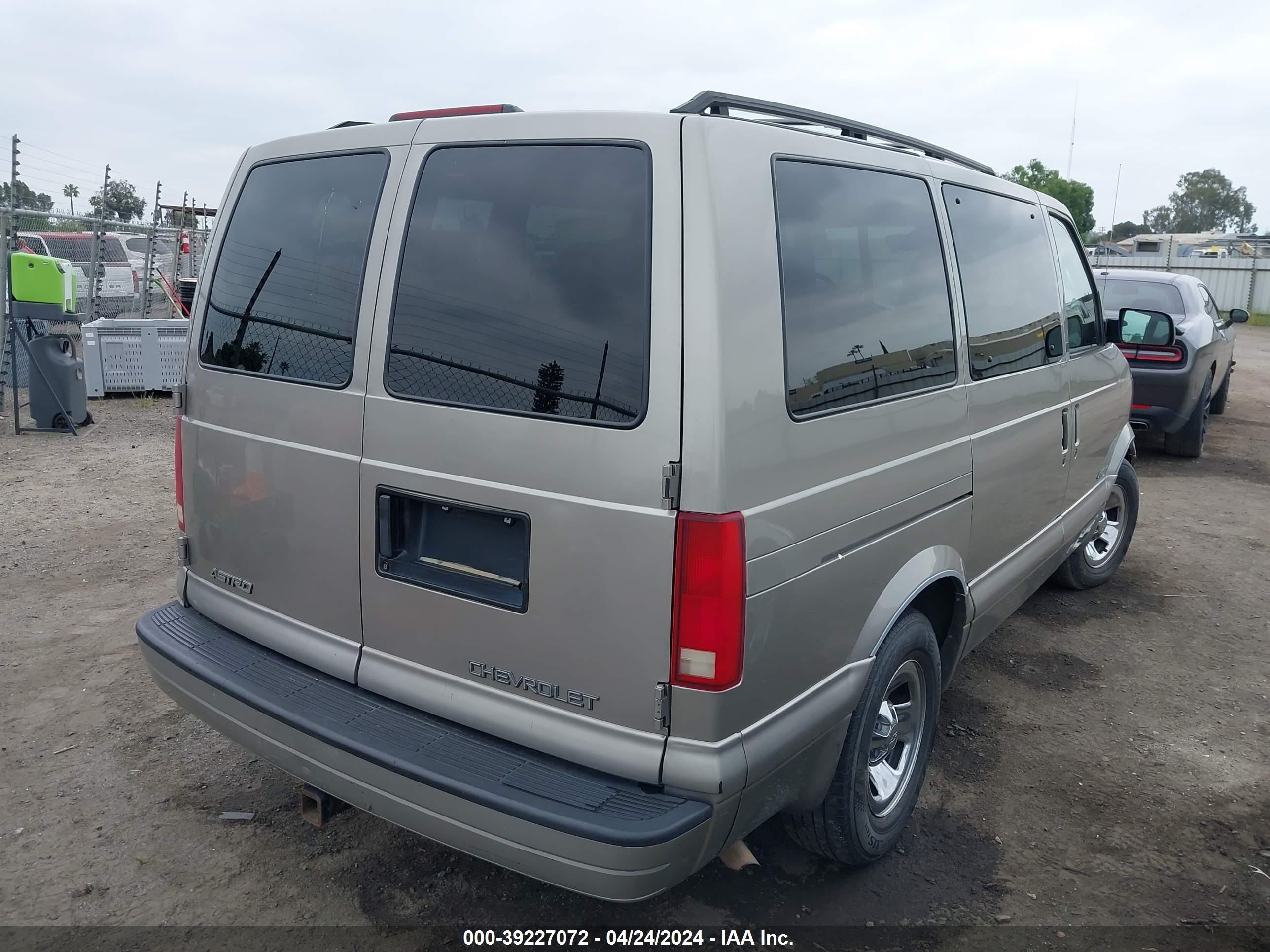 Photo 3 VIN: 1GNDM19X72B128844 - CHEVROLET ASTRO 