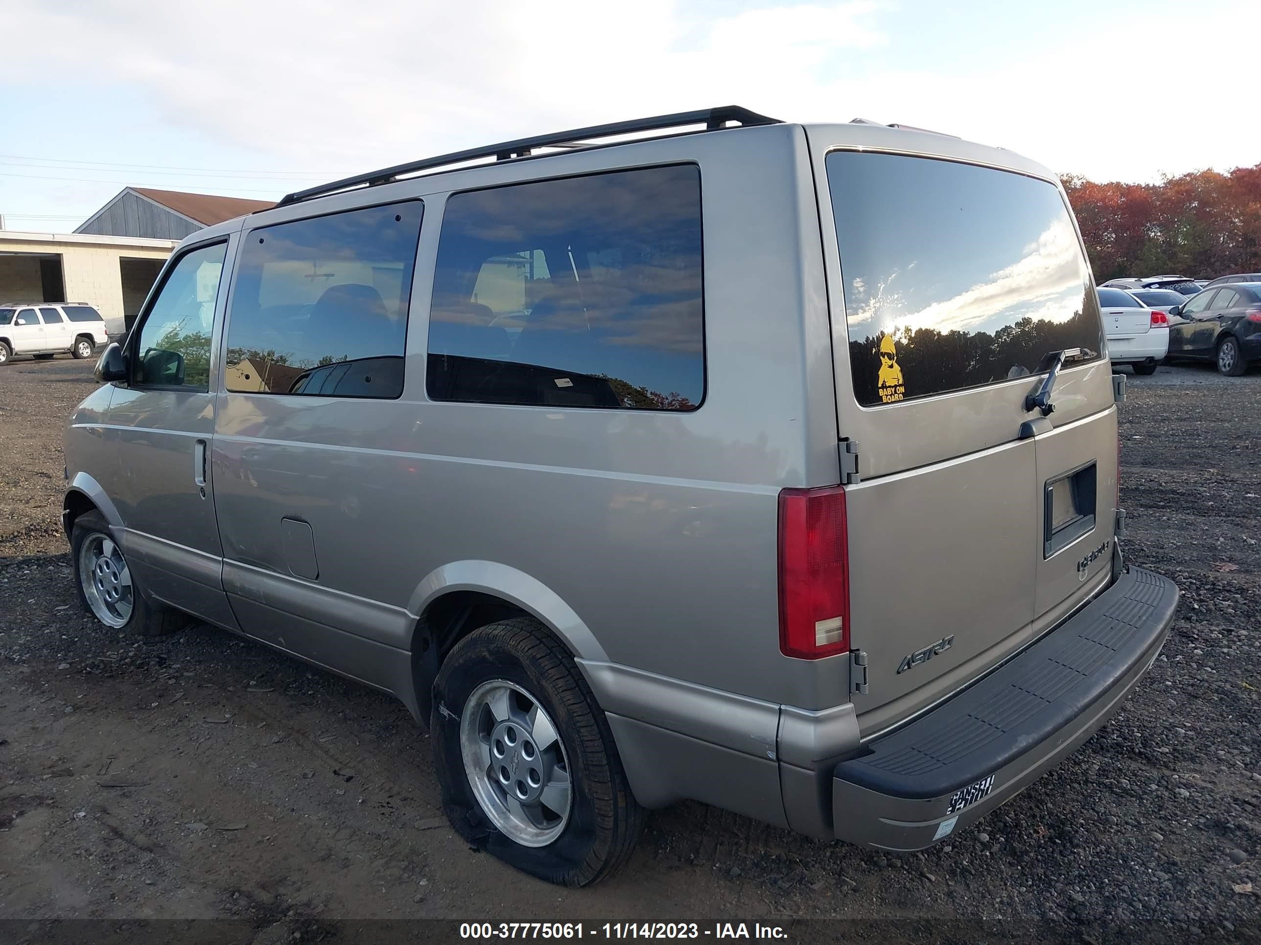 Photo 2 VIN: 1GNDM19X73B121488 - CHEVROLET ASTRO 