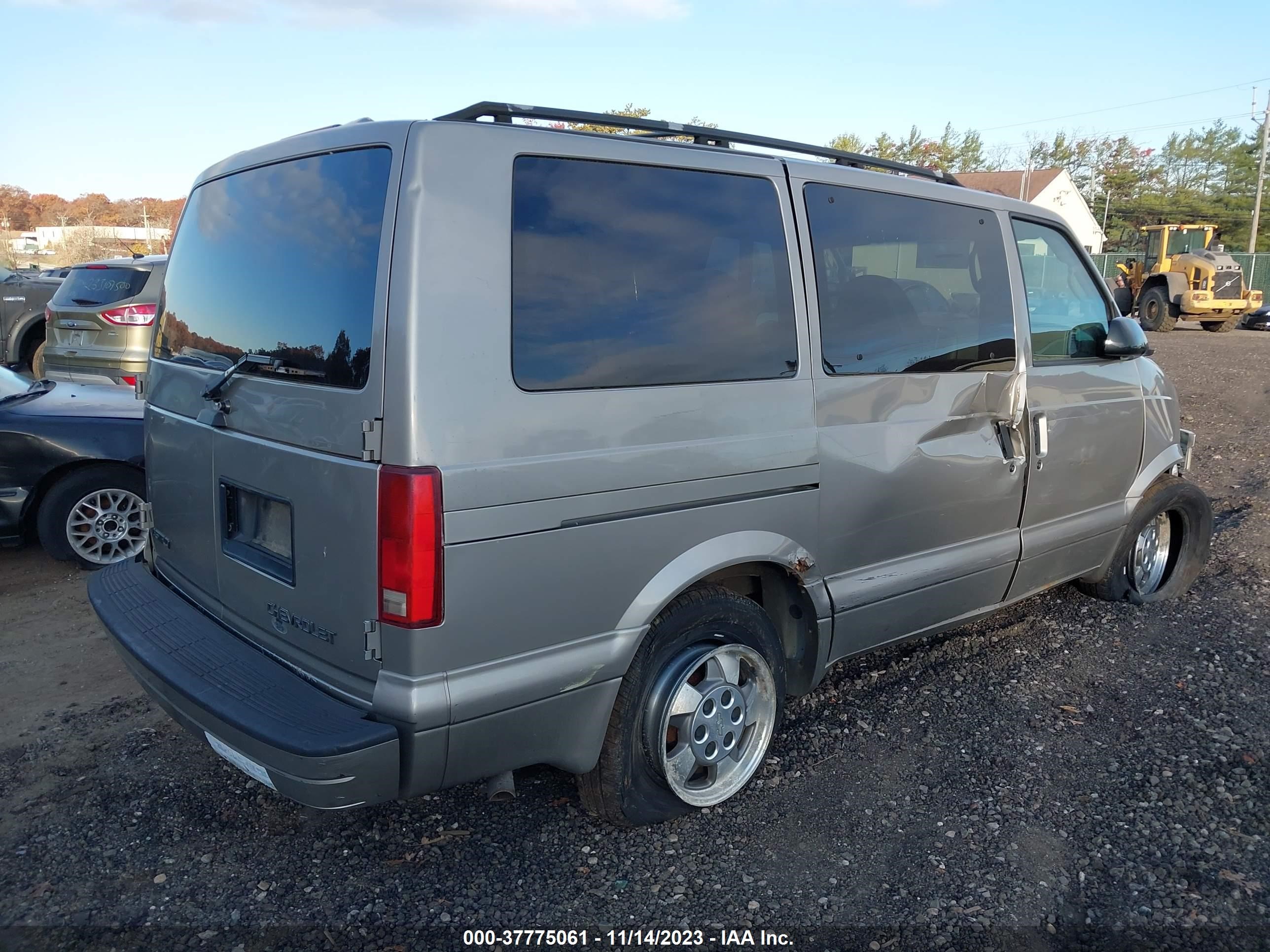 Photo 3 VIN: 1GNDM19X73B121488 - CHEVROLET ASTRO 