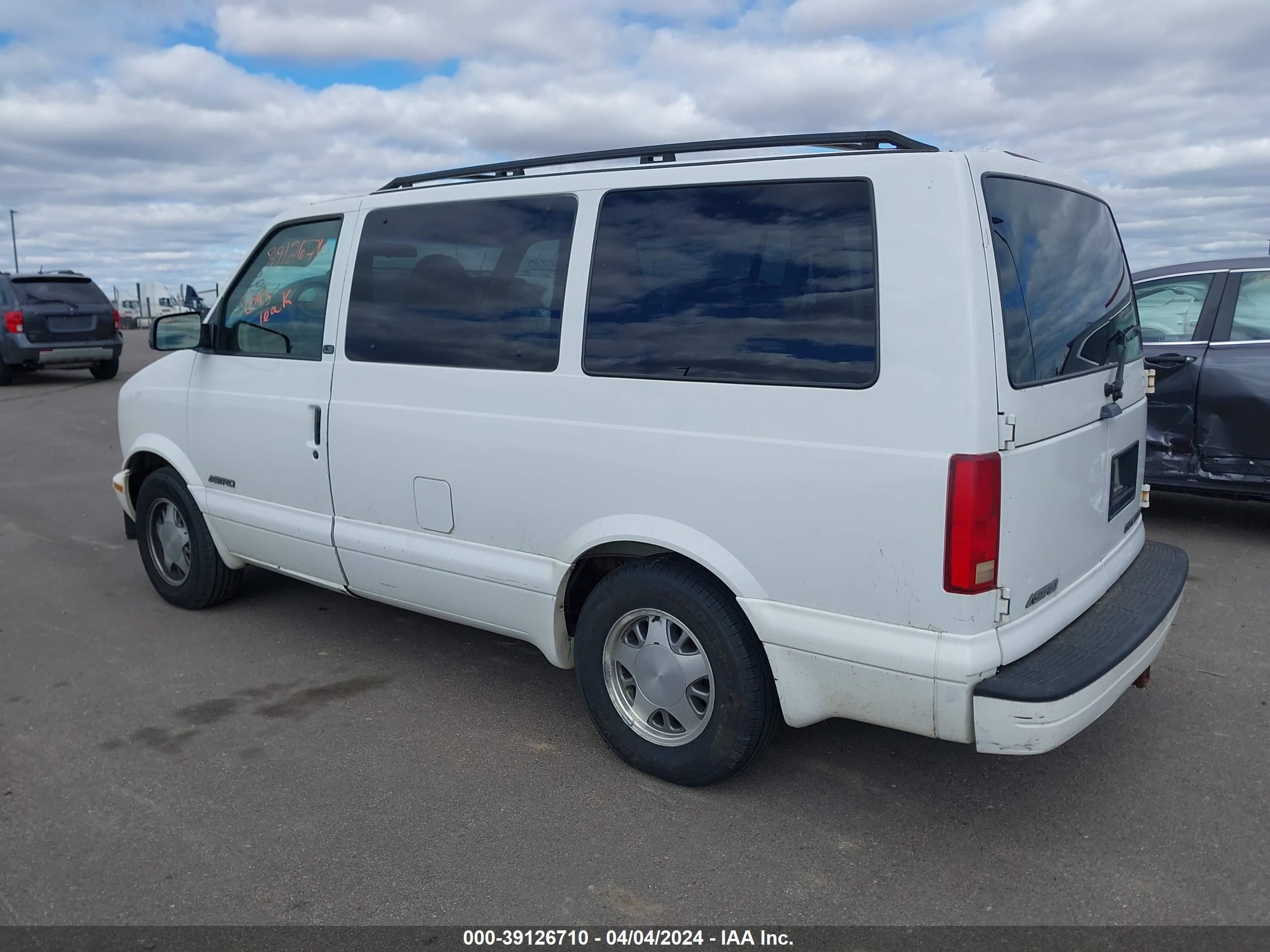 Photo 2 VIN: 1GNDM19X92B129011 - CHEVROLET ASTRO 