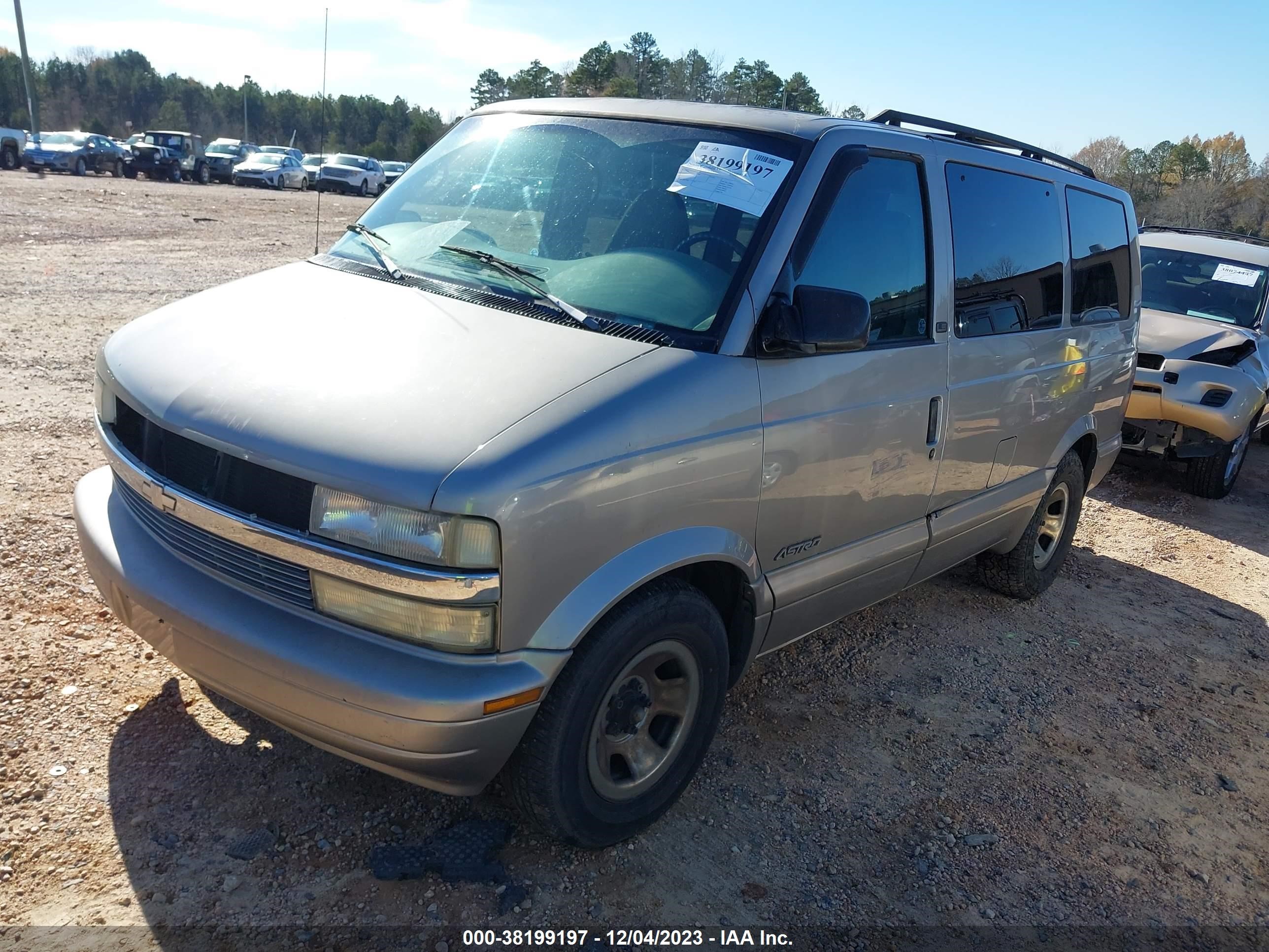 Photo 1 VIN: 1GNDM19X92B139005 - CHEVROLET ASTRO 