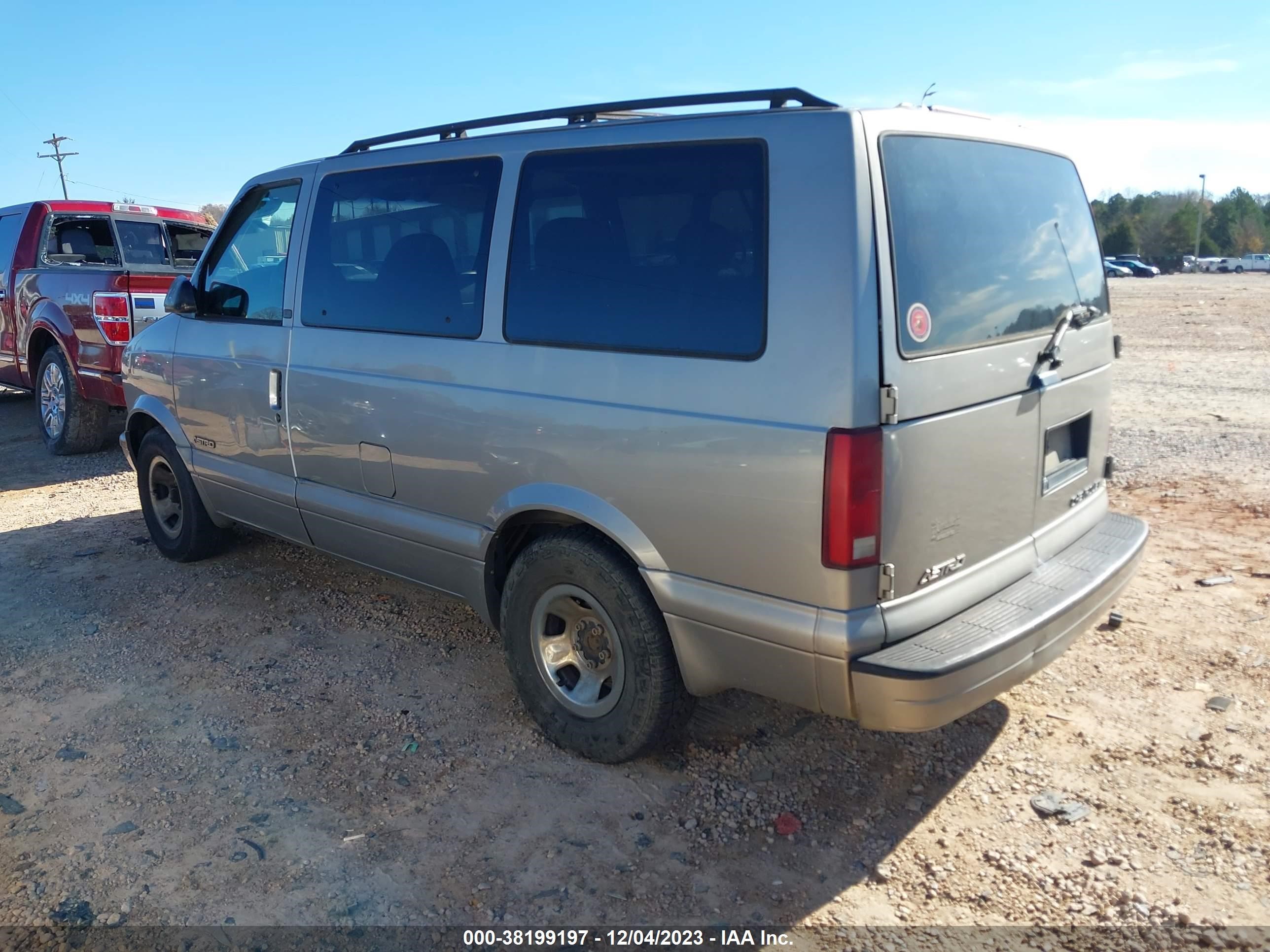 Photo 2 VIN: 1GNDM19X92B139005 - CHEVROLET ASTRO 