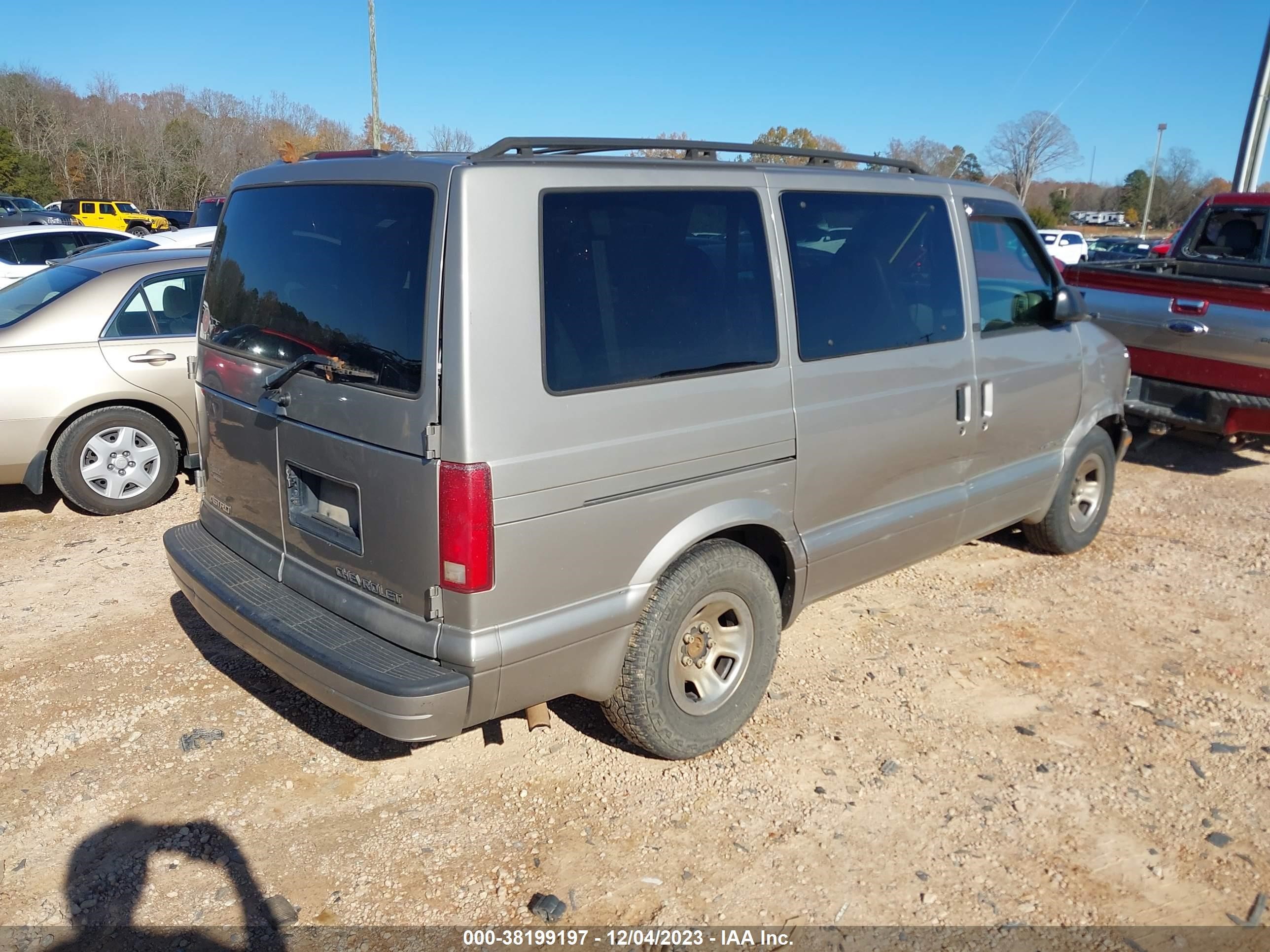 Photo 3 VIN: 1GNDM19X92B139005 - CHEVROLET ASTRO 