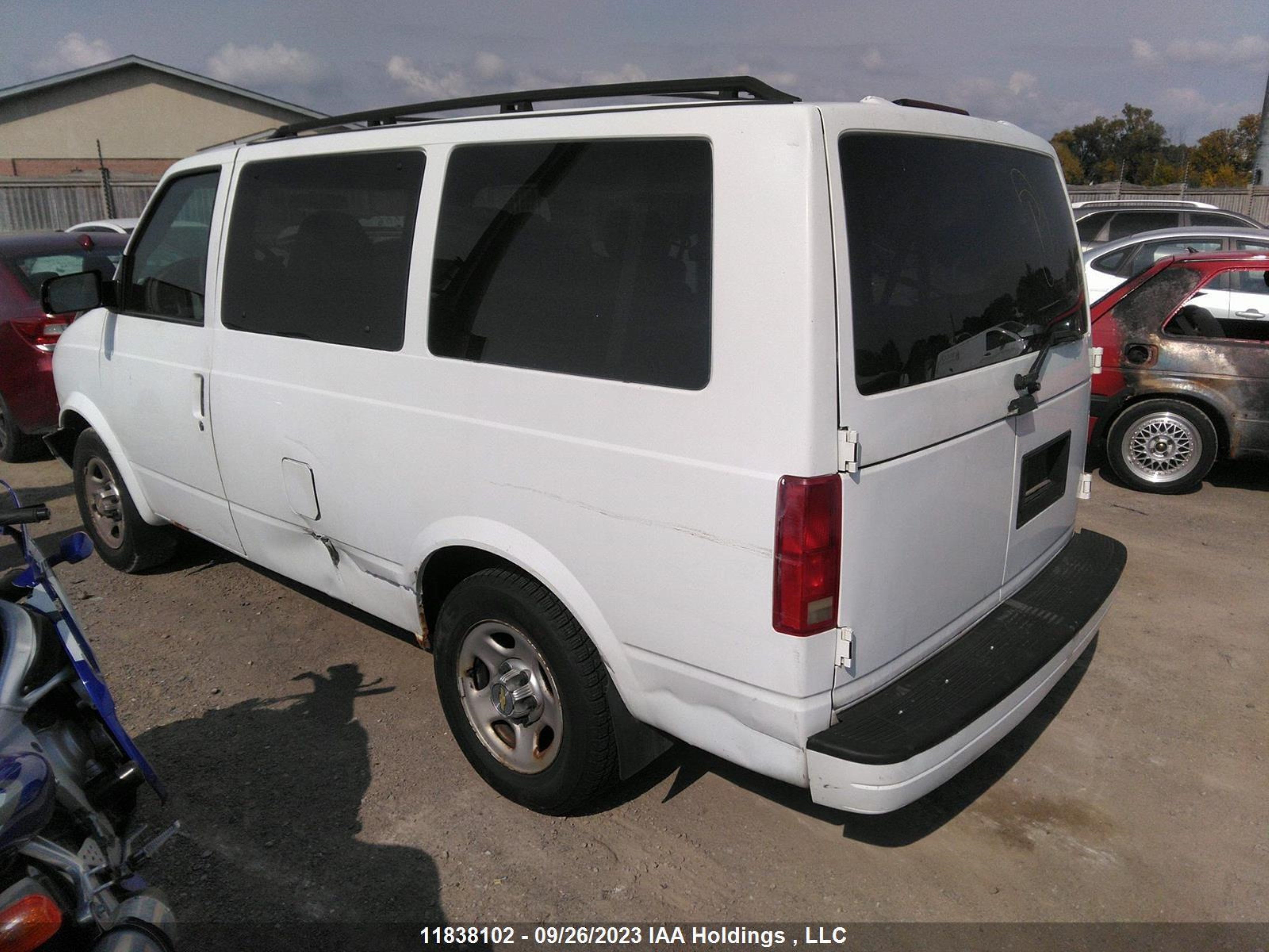 Photo 2 VIN: 1GNDM19XX3B106886 - CHEVROLET ASTRO 