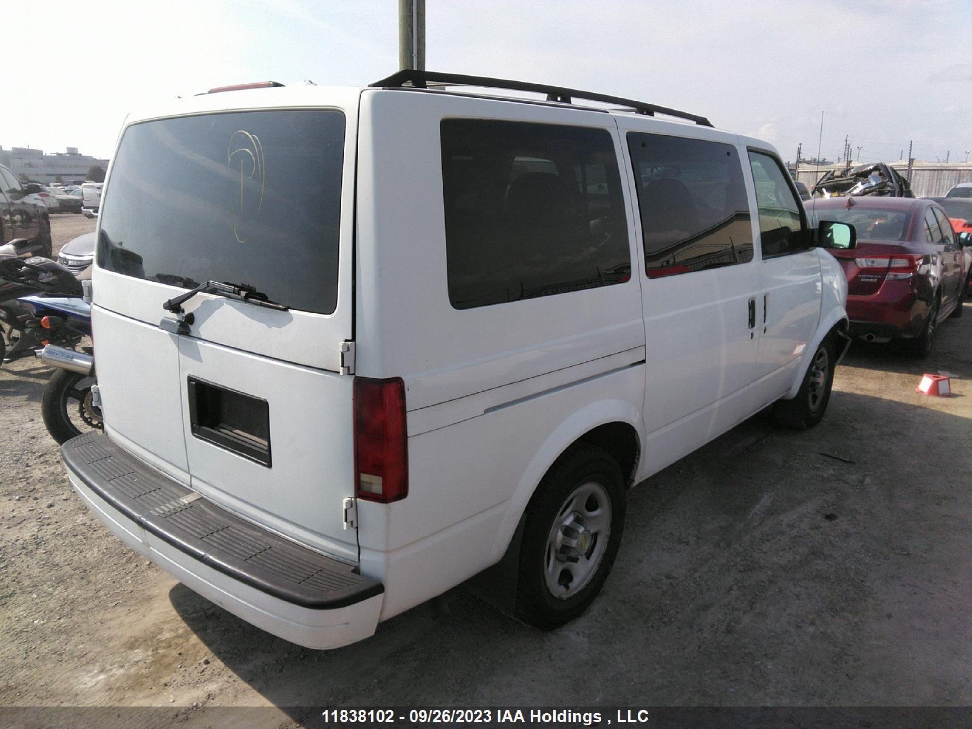 Photo 3 VIN: 1GNDM19XX3B106886 - CHEVROLET ASTRO 