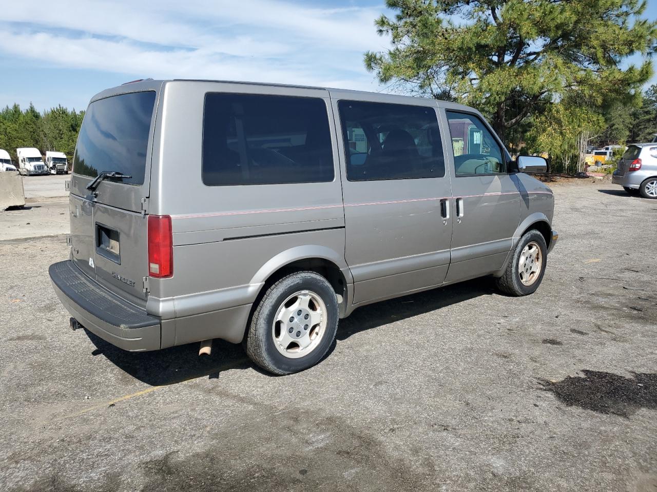 Photo 2 VIN: 1GNDM19XX5B114215 - CHEVROLET ASTRO 