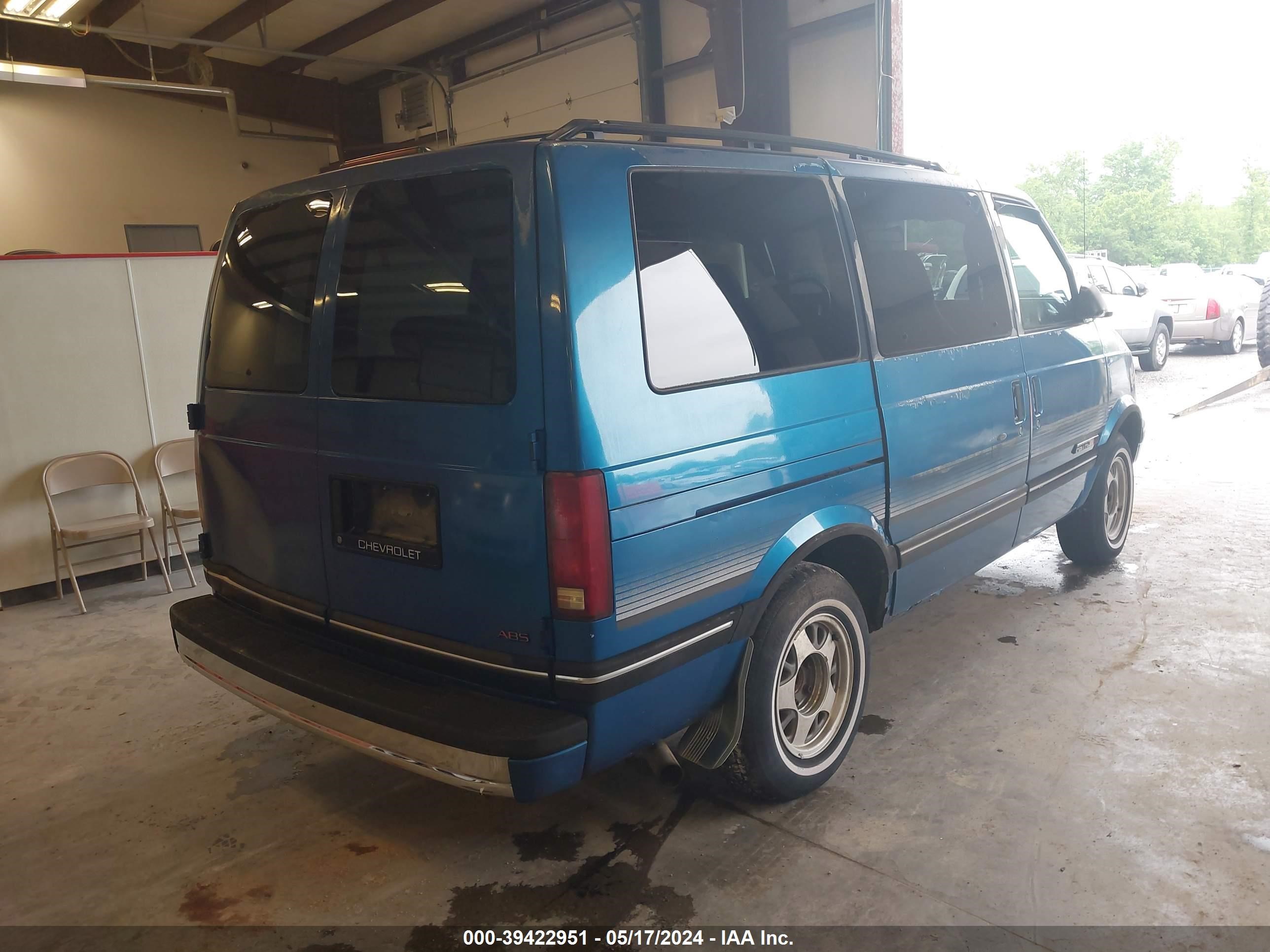 Photo 3 VIN: 1GNDM19Z2RB180443 - CHEVROLET ASTRO 