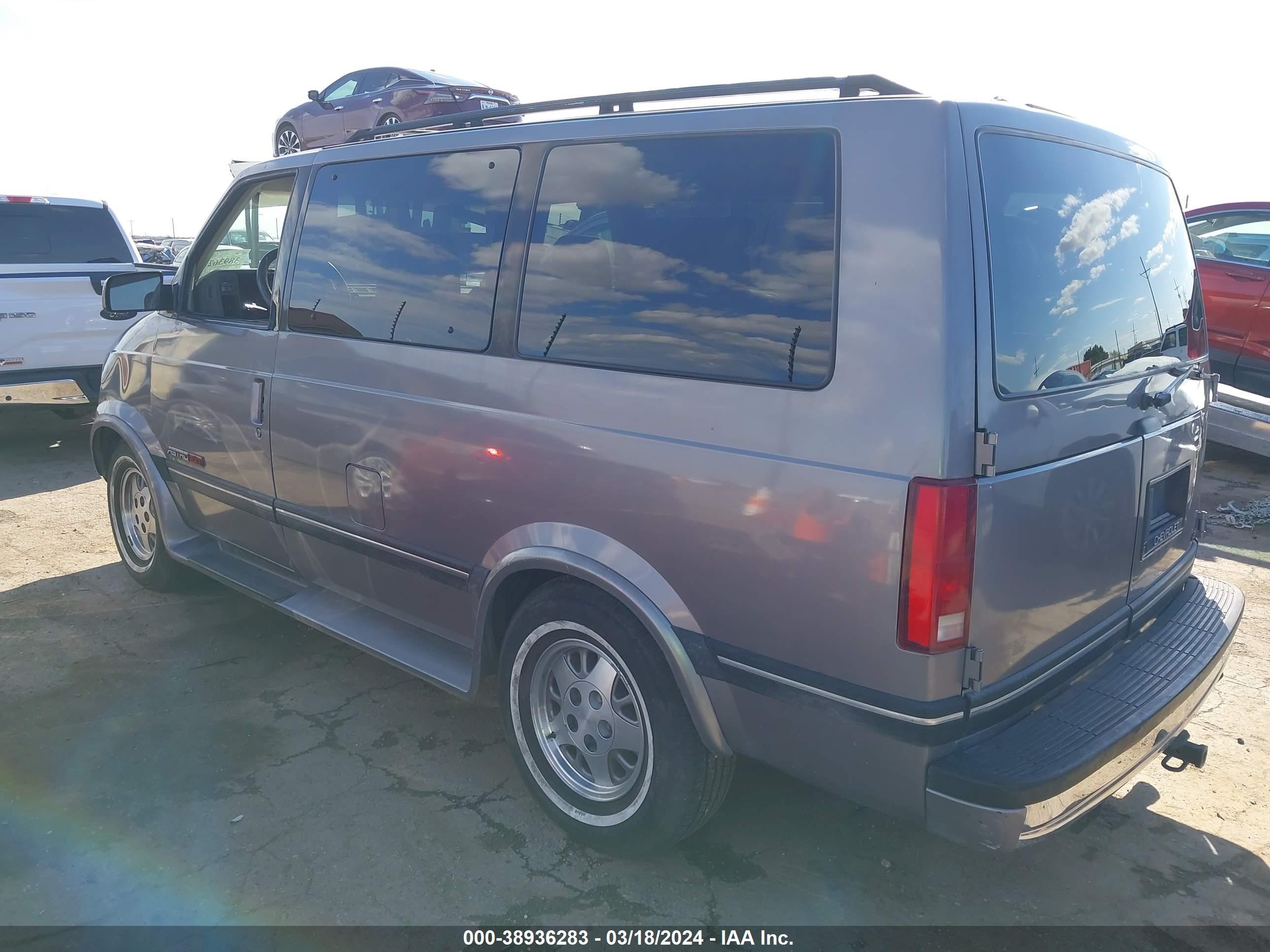 Photo 2 VIN: 1GNDM19Z7RB116883 - CHEVROLET ASTRO 