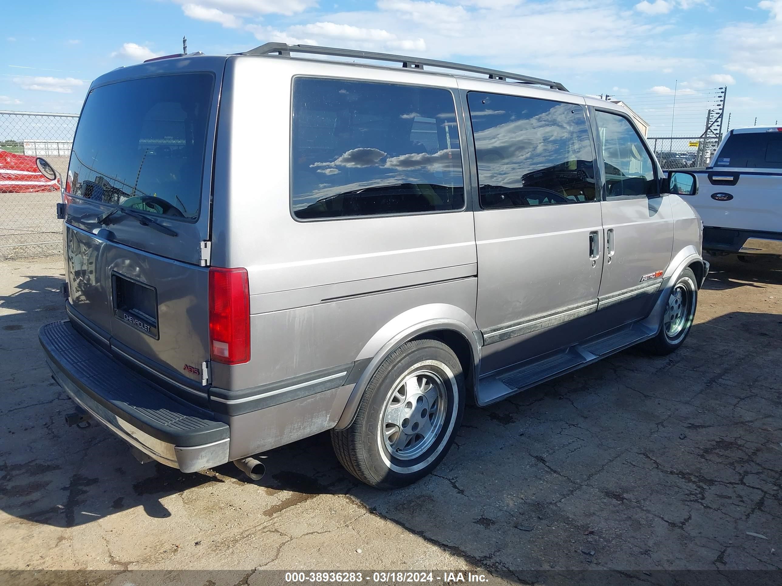 Photo 3 VIN: 1GNDM19Z7RB116883 - CHEVROLET ASTRO 