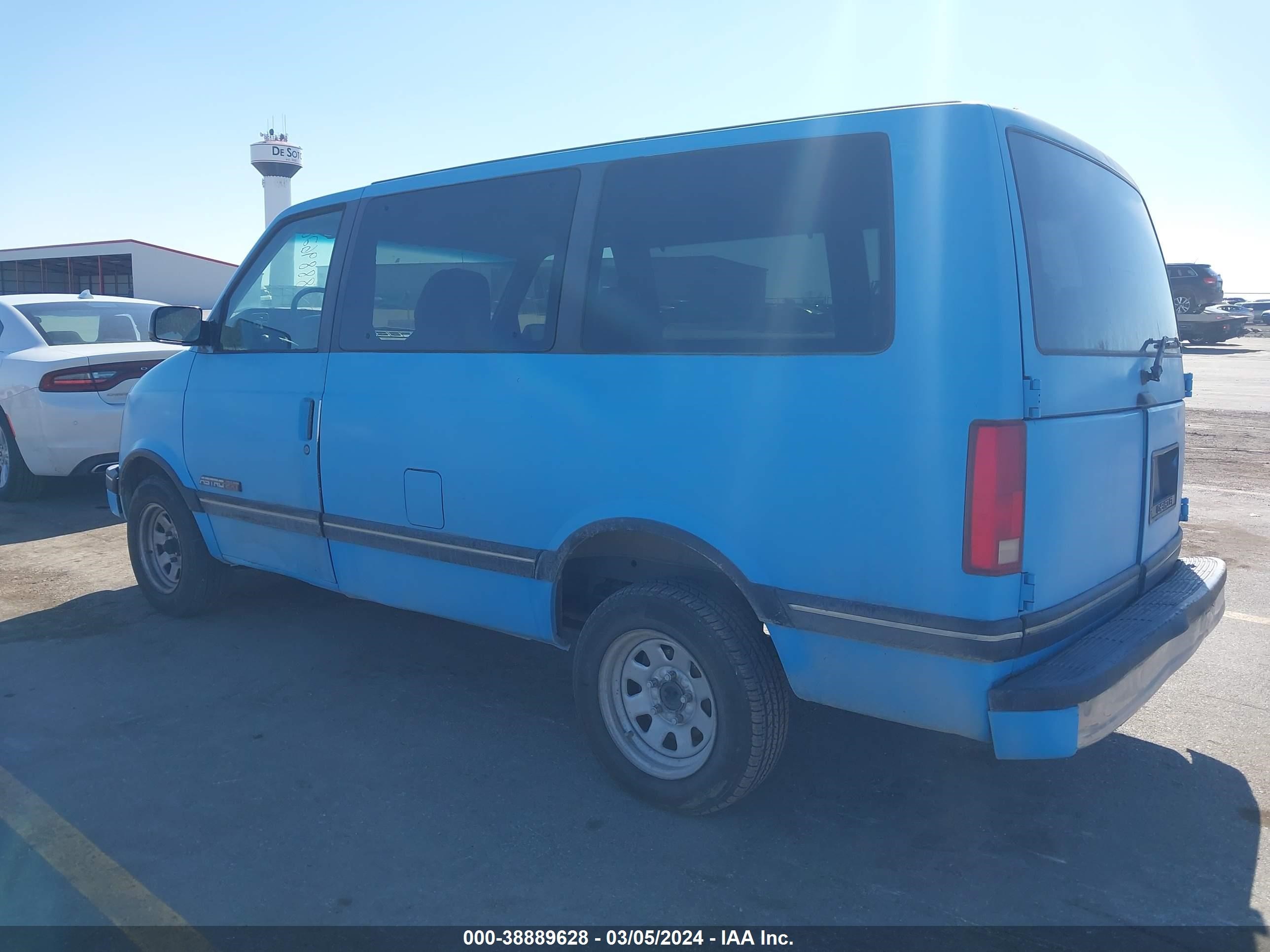 Photo 2 VIN: 1GNDM19ZXRB223054 - CHEVROLET ASTRO 