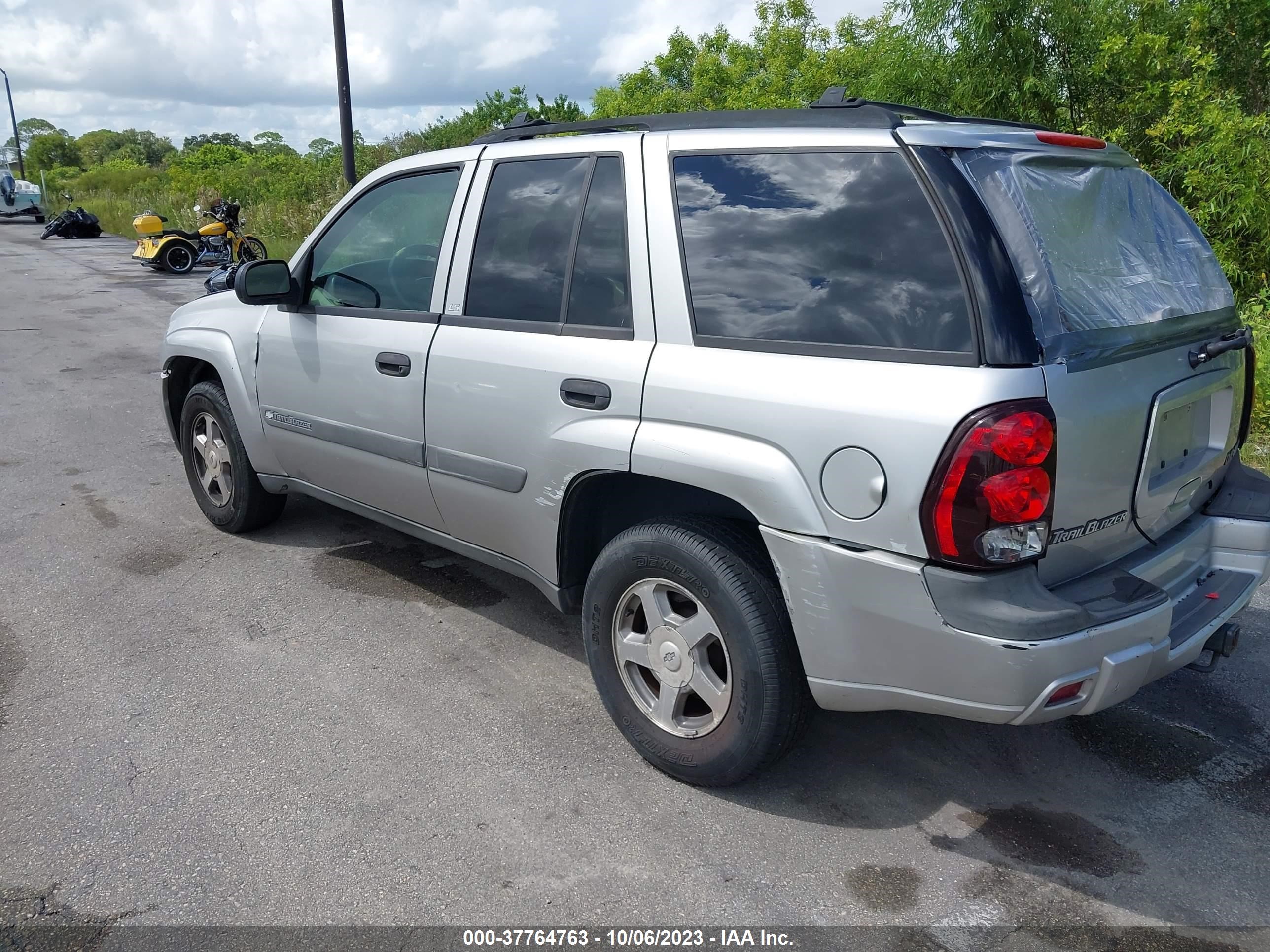 Photo 2 VIN: 1GNDS13S042395684 - CHEVROLET TRAILBLAZER 