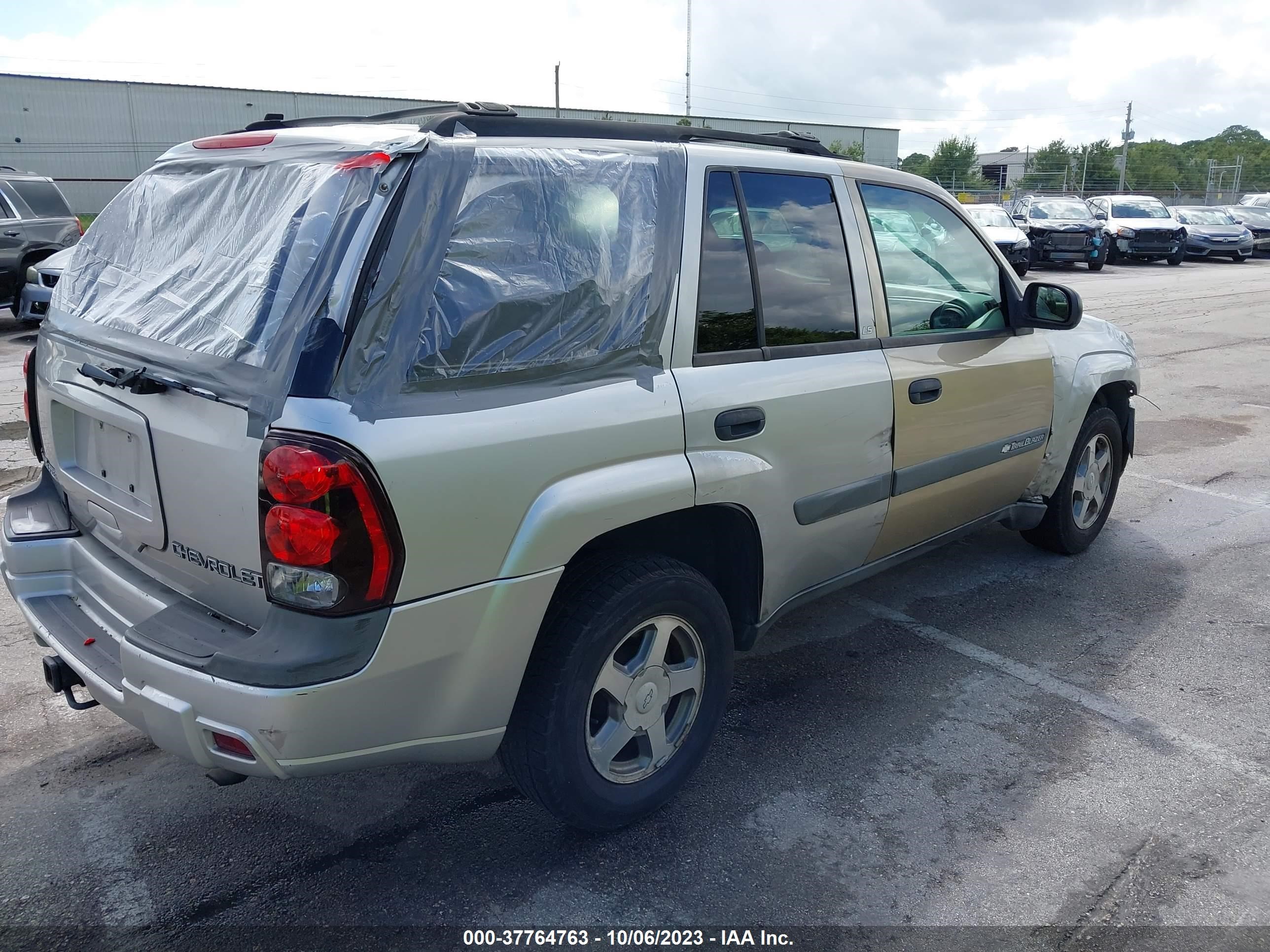 Photo 3 VIN: 1GNDS13S042395684 - CHEVROLET TRAILBLAZER 