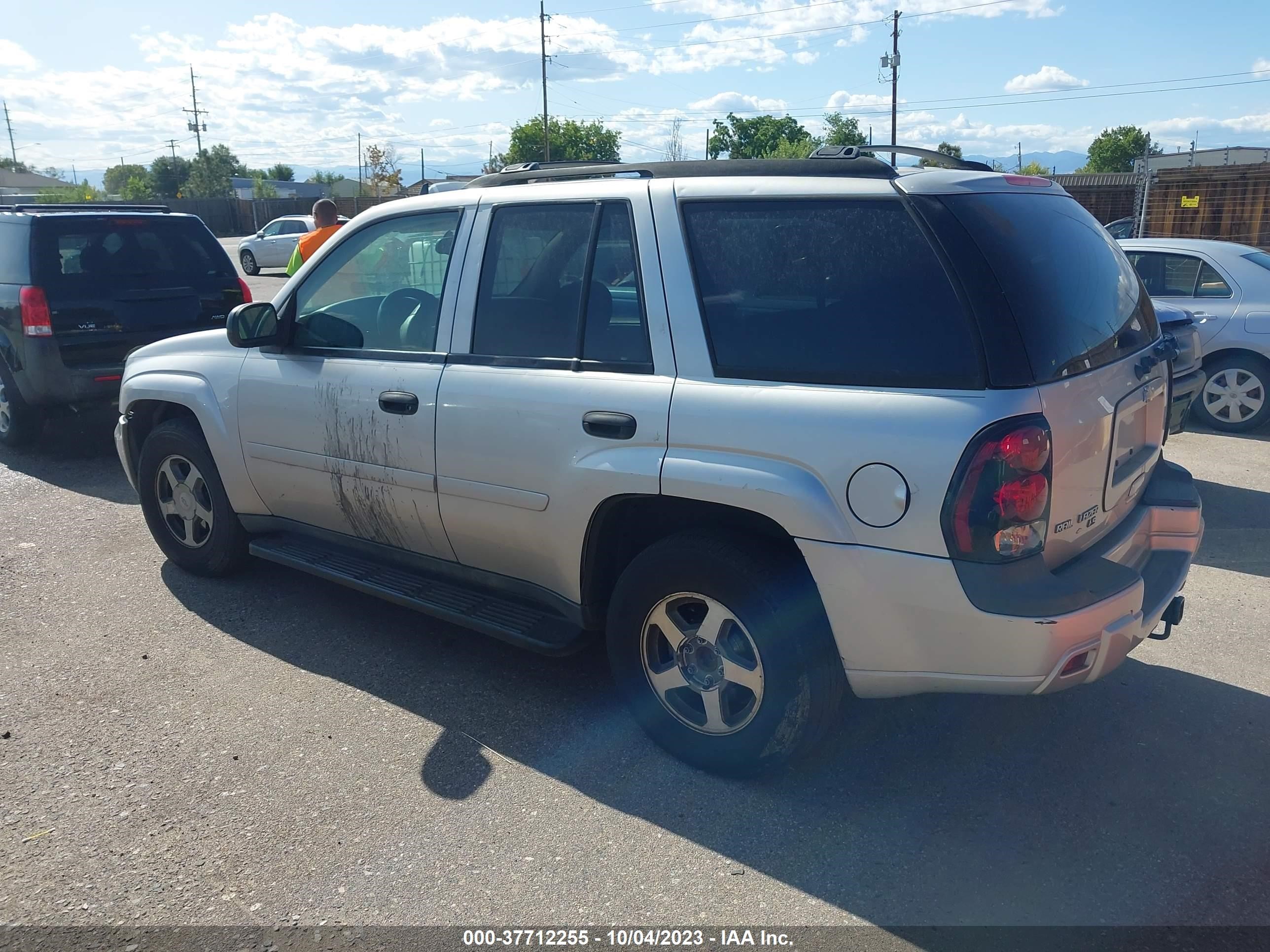 Photo 2 VIN: 1GNDS13S062295250 - CHEVROLET TRAILBLAZER 