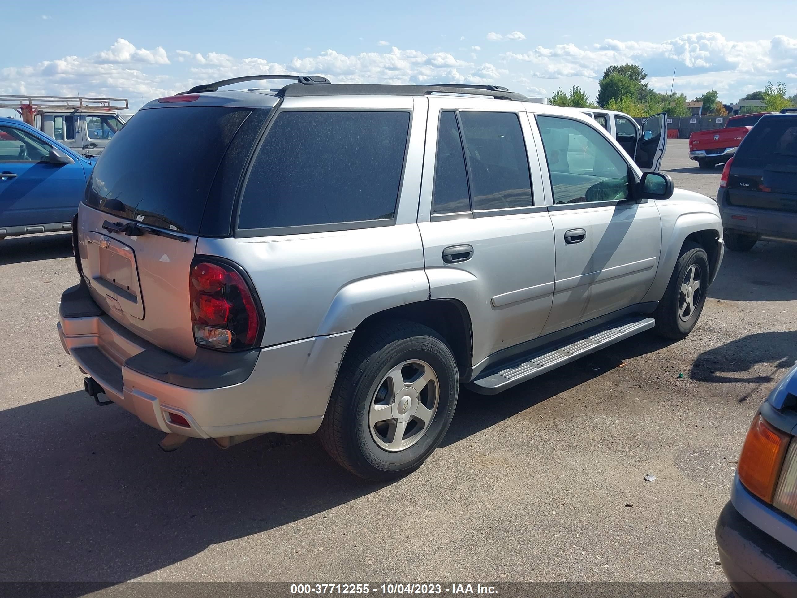 Photo 3 VIN: 1GNDS13S062295250 - CHEVROLET TRAILBLAZER 