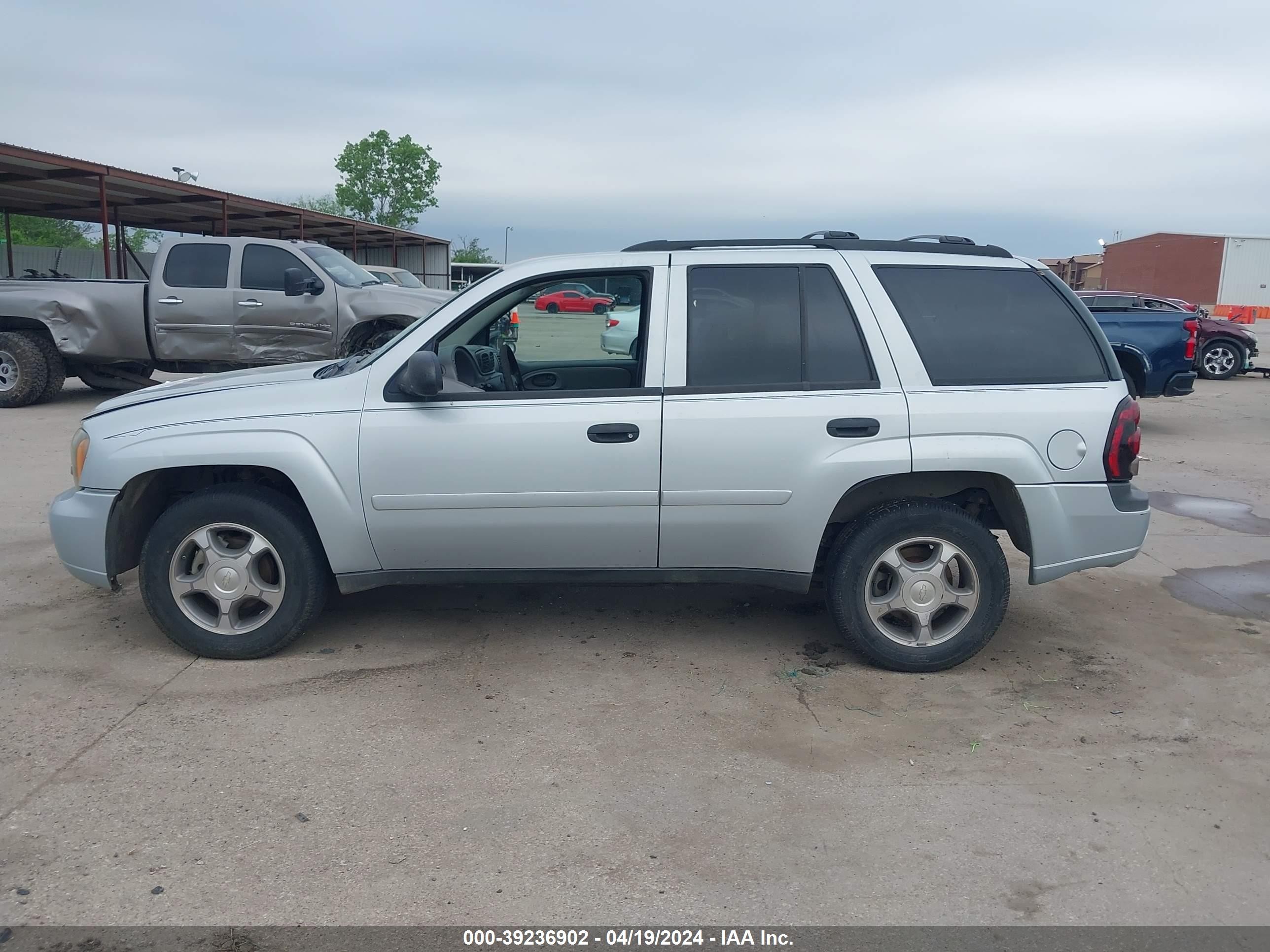 Photo 12 VIN: 1GNDS13S182194494 - CHEVROLET TRAILBLAZER 