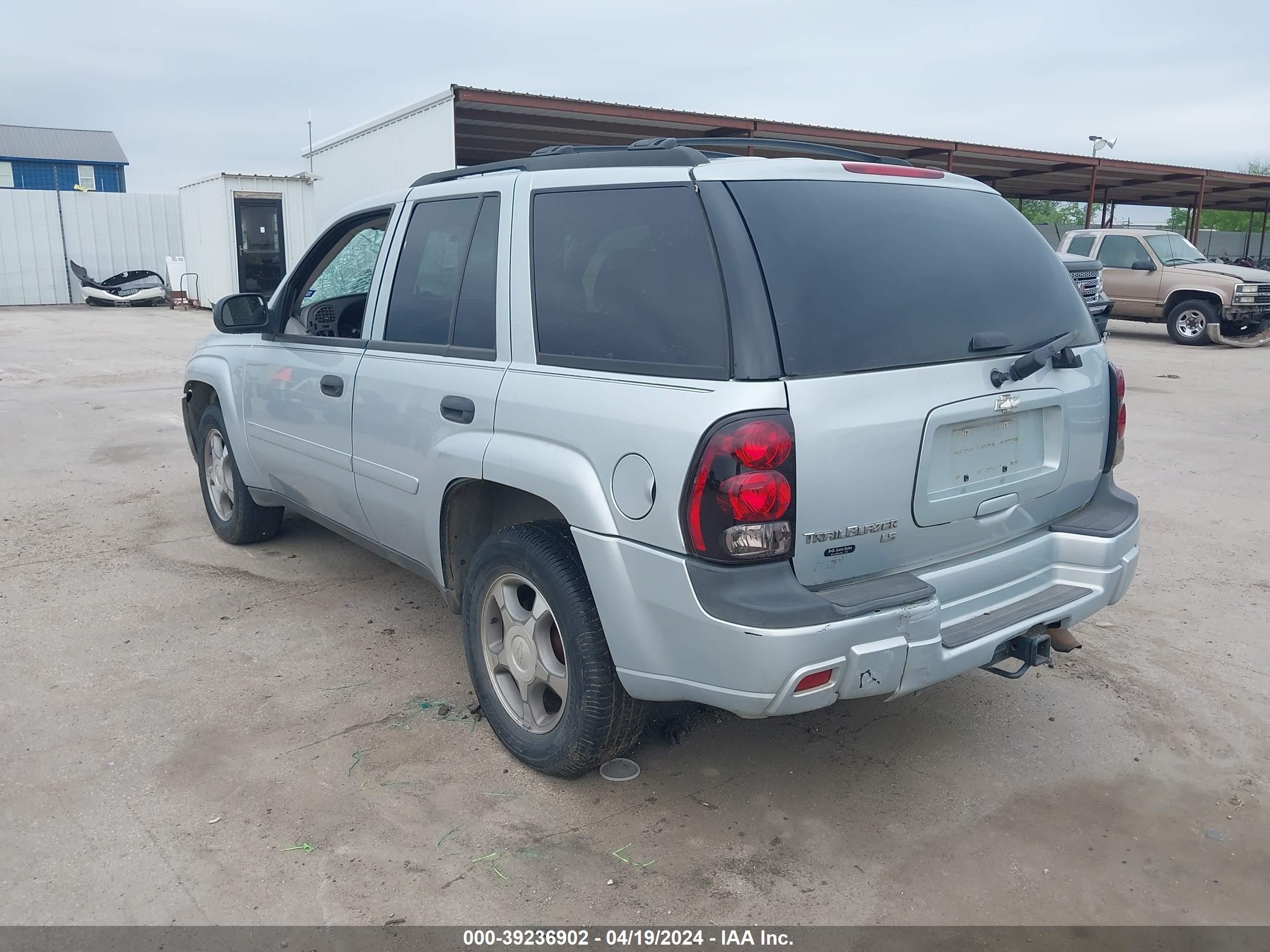 Photo 2 VIN: 1GNDS13S182194494 - CHEVROLET TRAILBLAZER 