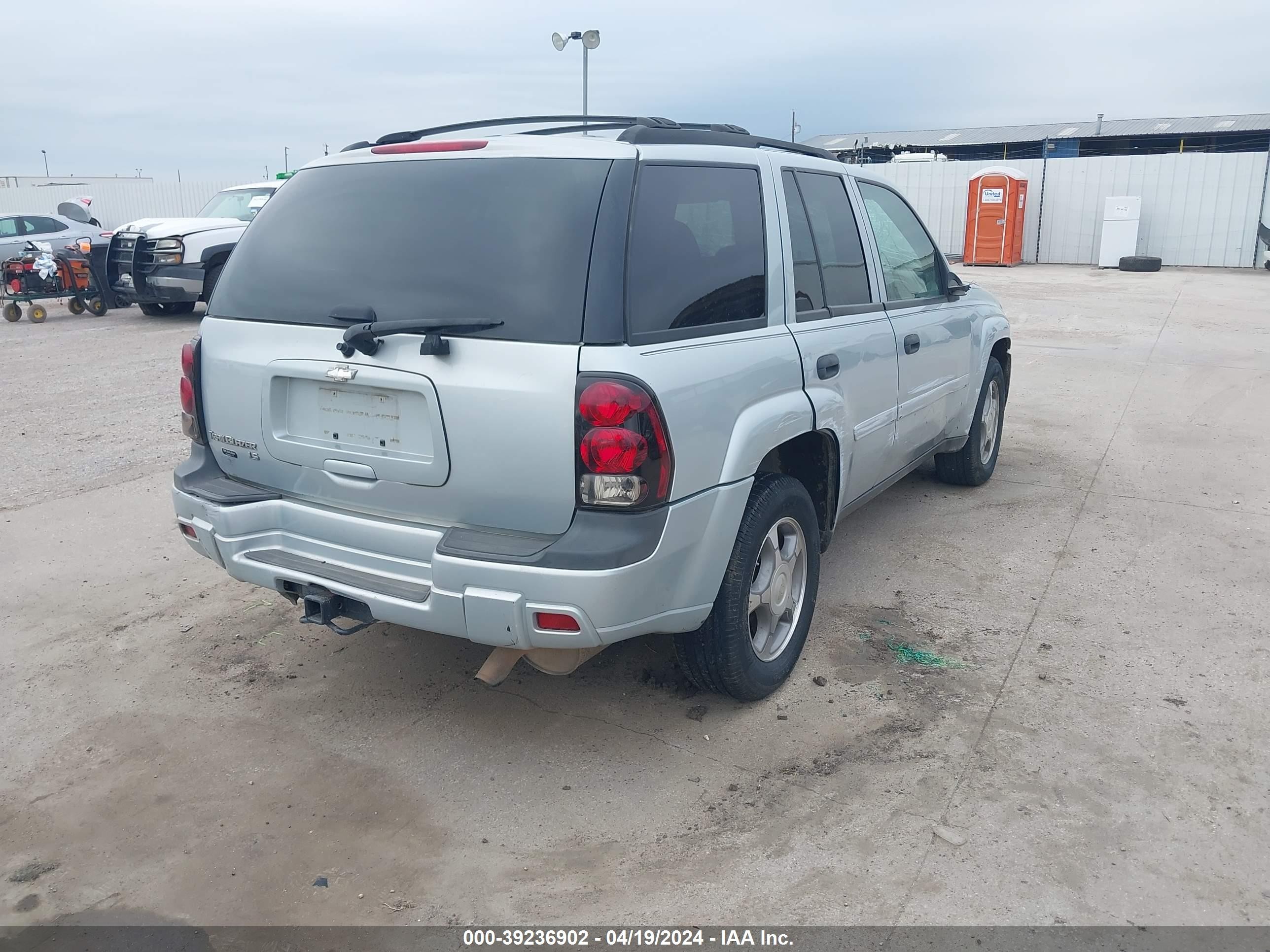 Photo 3 VIN: 1GNDS13S182194494 - CHEVROLET TRAILBLAZER 