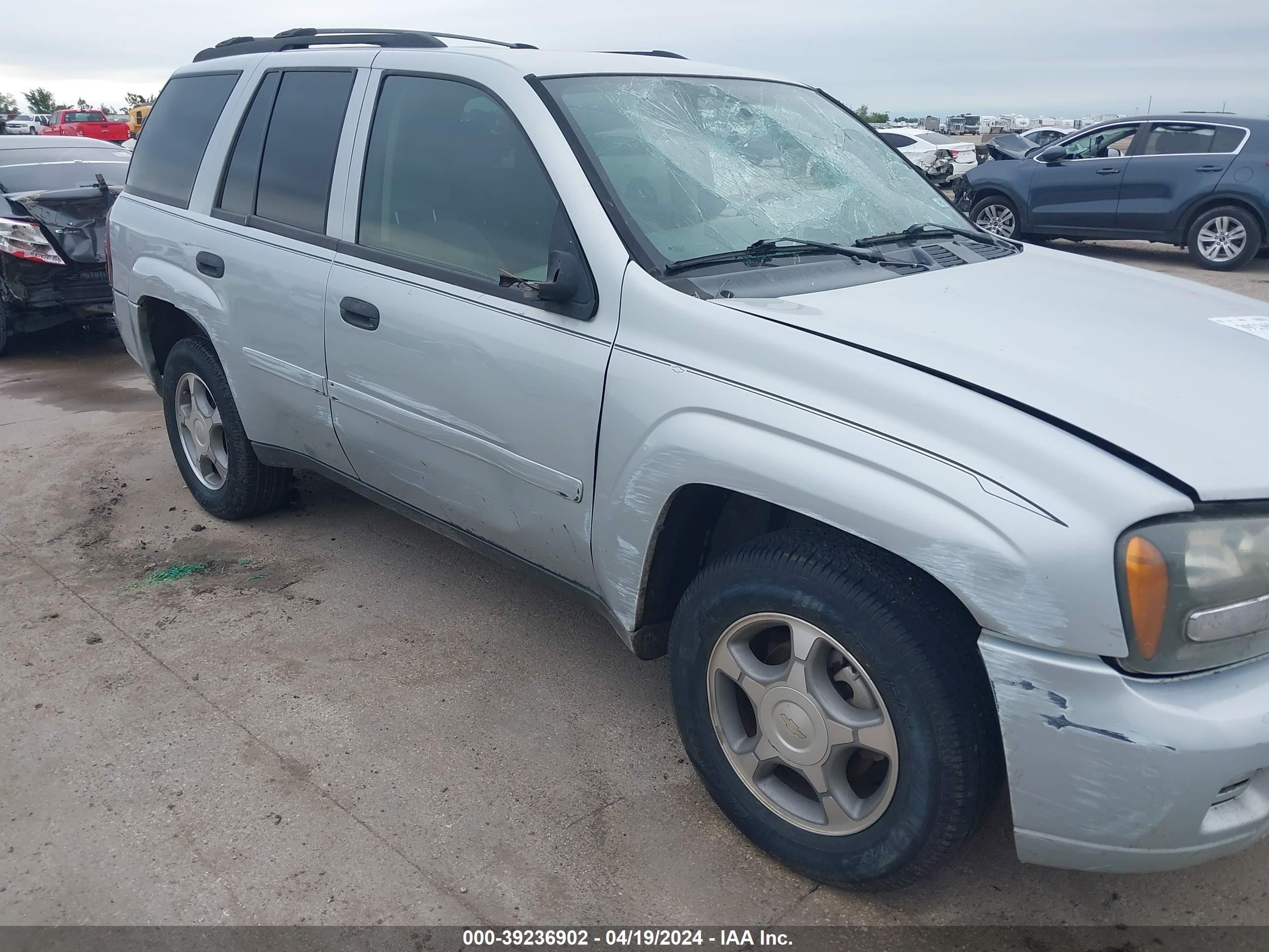 Photo 5 VIN: 1GNDS13S182194494 - CHEVROLET TRAILBLAZER 