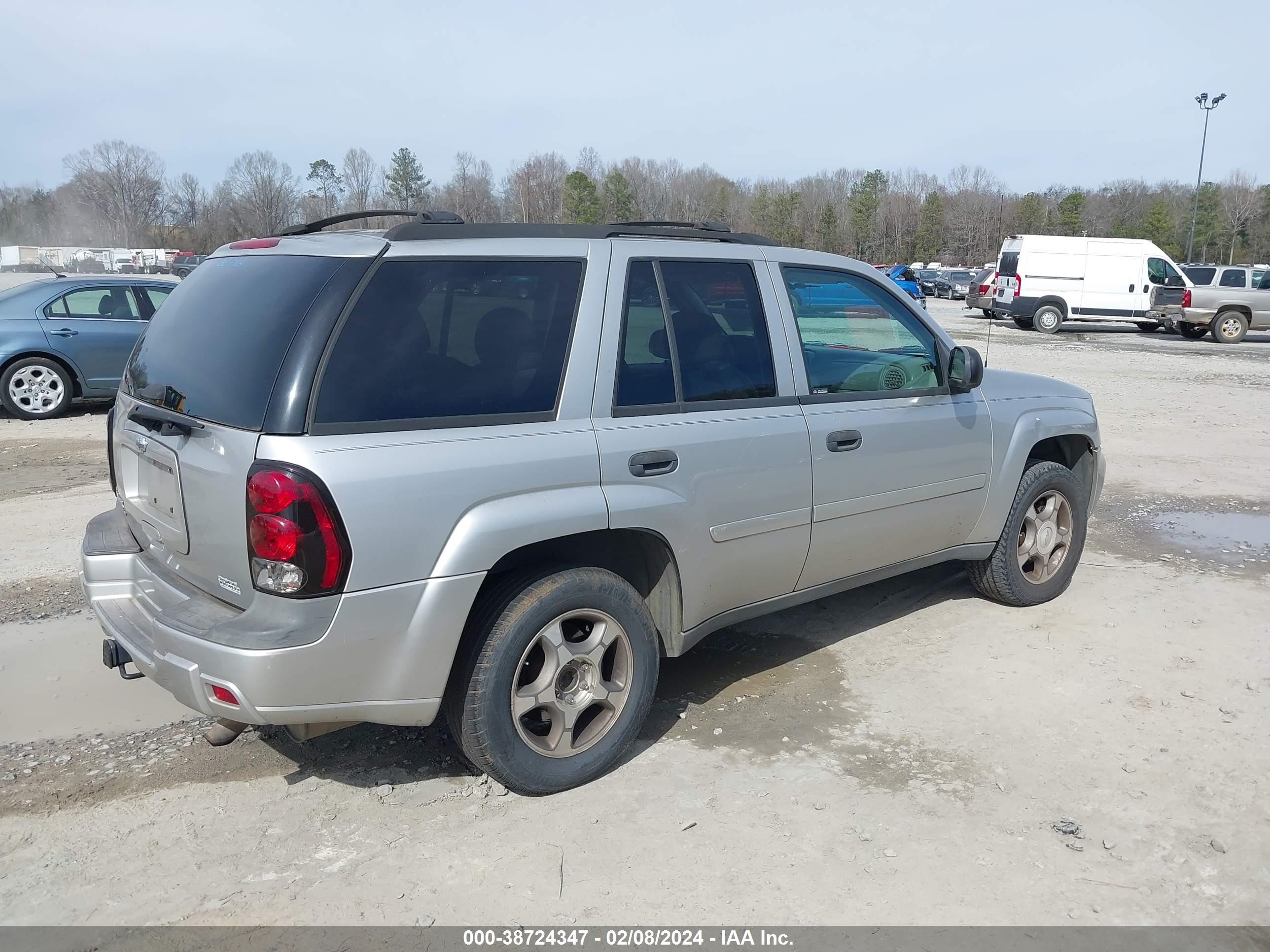 Photo 3 VIN: 1GNDS13S182236808 - CHEVROLET TRAILBLAZER 