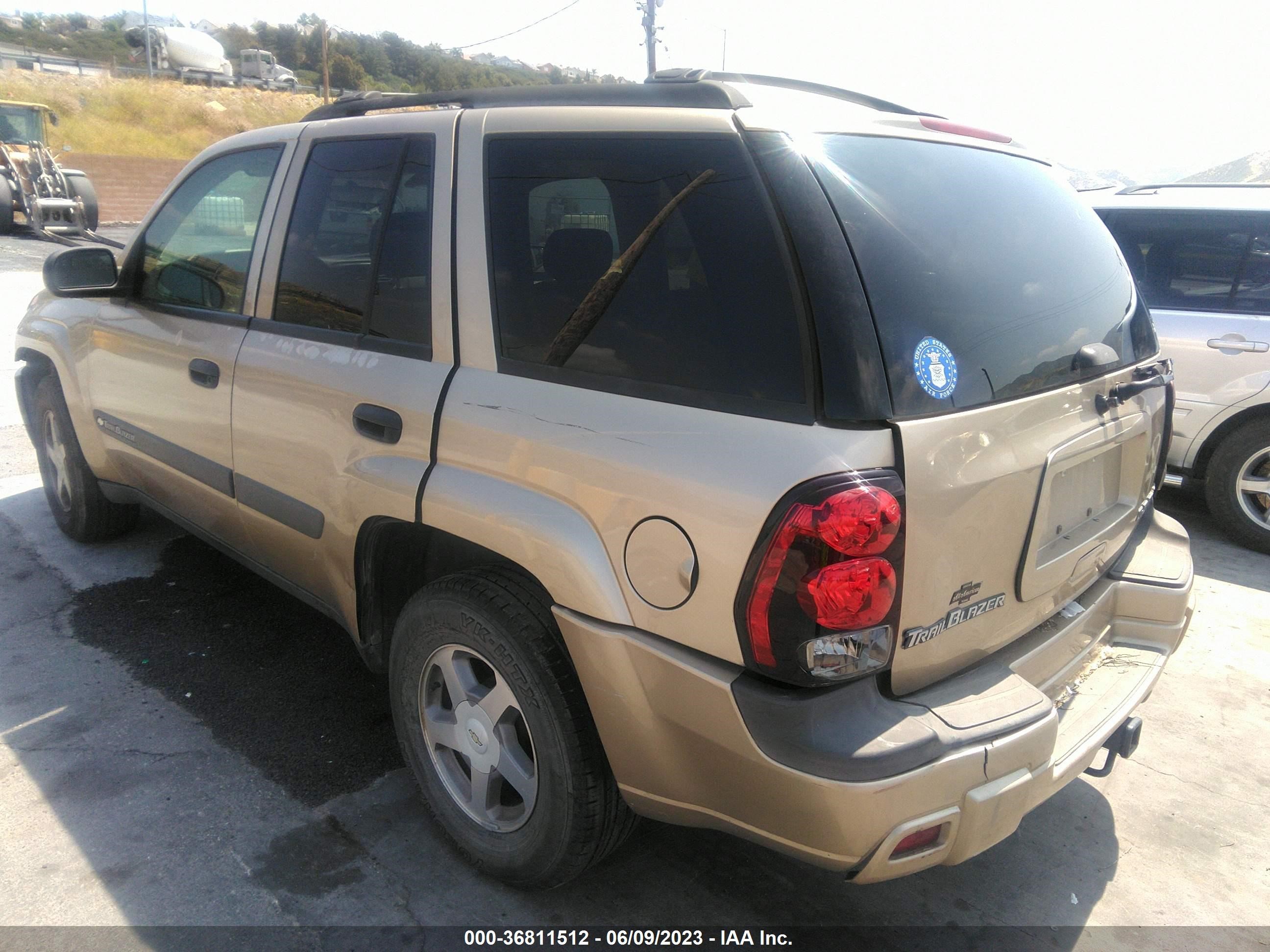 Photo 2 VIN: 1GNDS13S242432430 - CHEVROLET TRAILBLAZER 