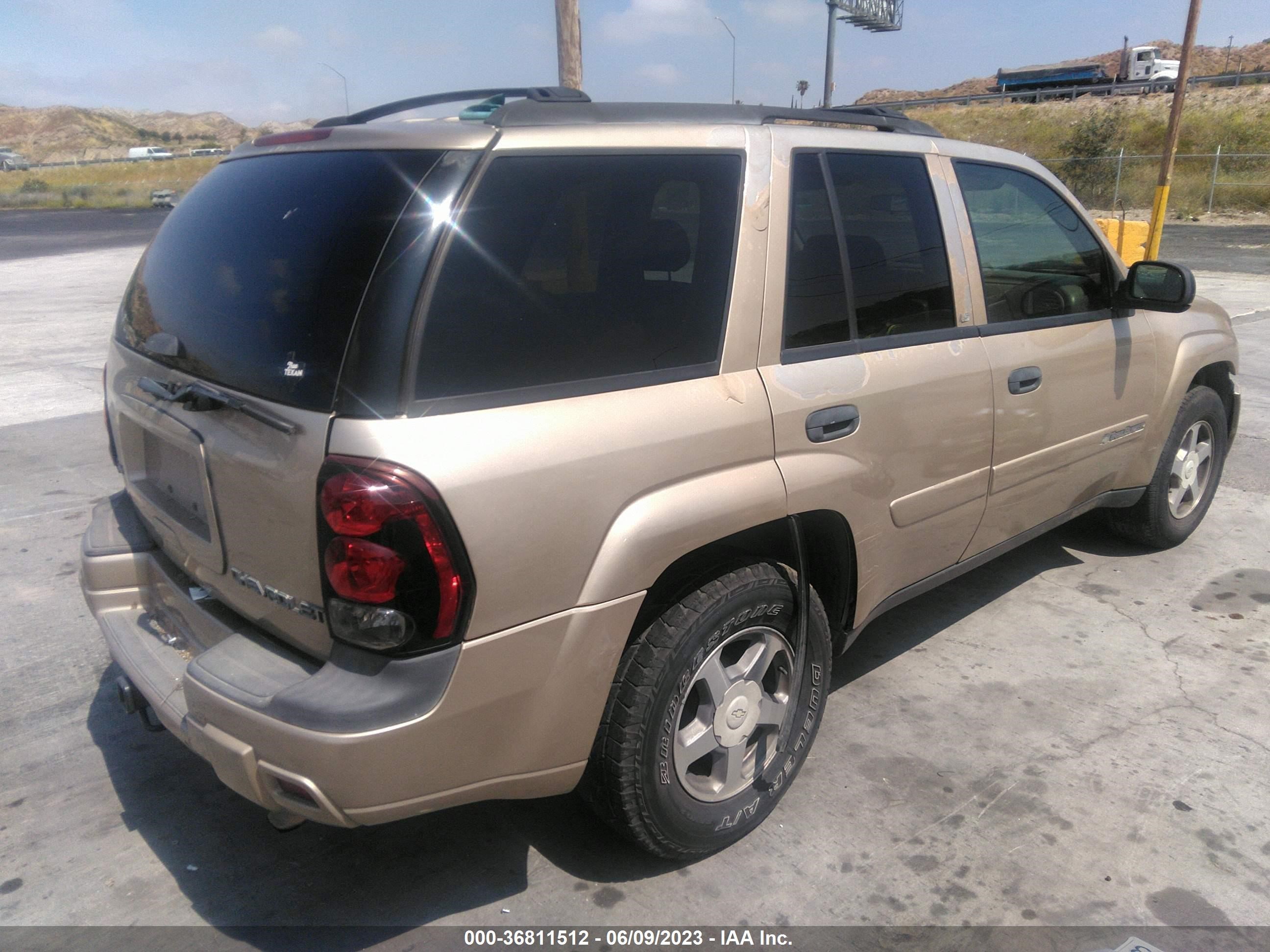 Photo 3 VIN: 1GNDS13S242432430 - CHEVROLET TRAILBLAZER 