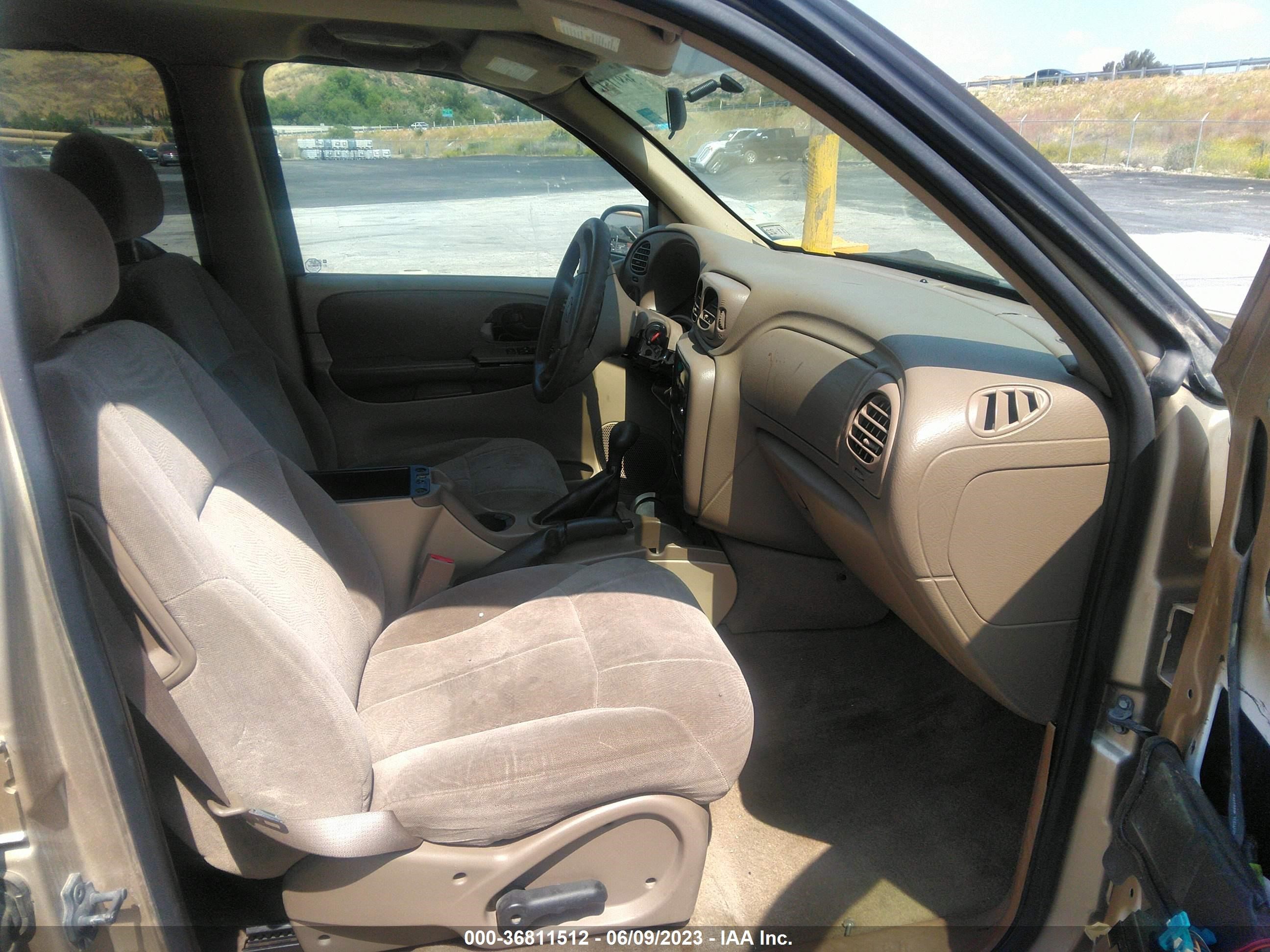 Photo 4 VIN: 1GNDS13S242432430 - CHEVROLET TRAILBLAZER 