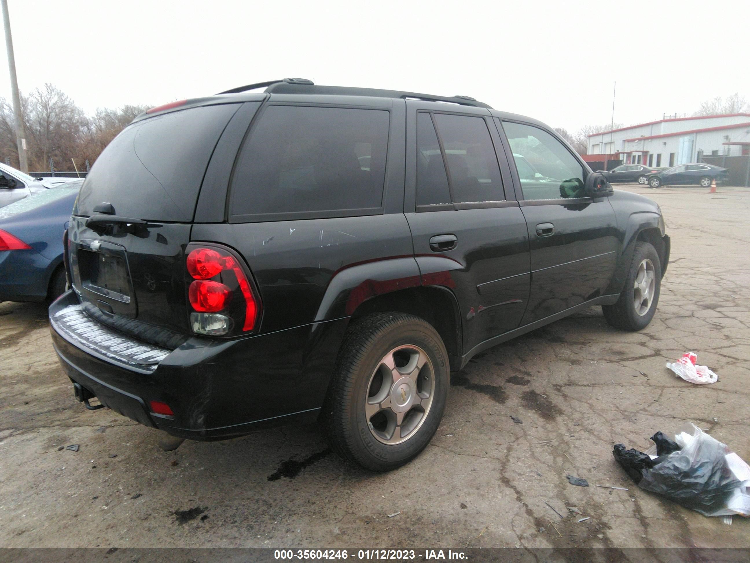 Photo 3 VIN: 1GNDS13S282165845 - CHEVROLET TRAILBLAZER 