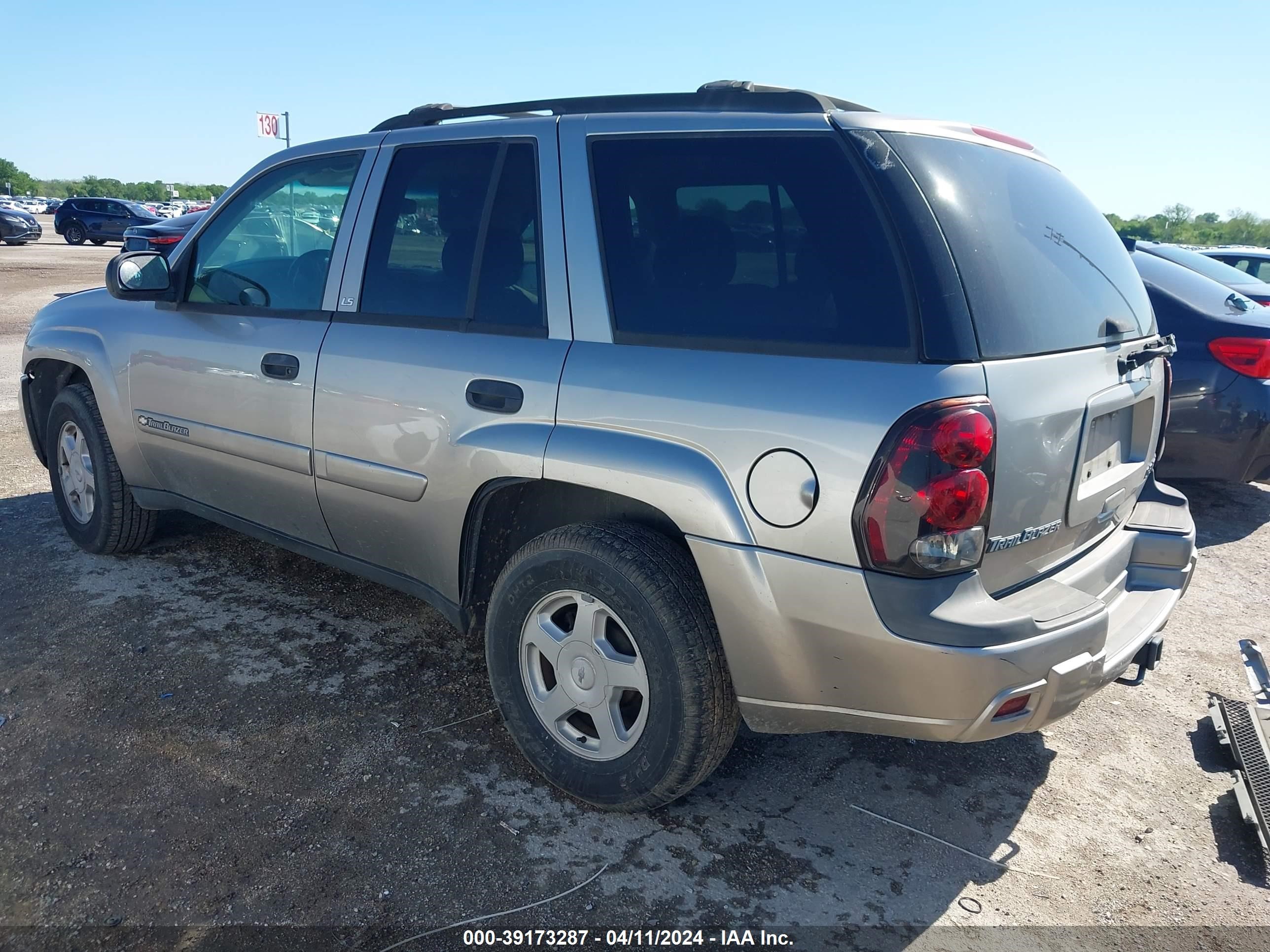 Photo 2 VIN: 1GNDS13S522430040 - CHEVROLET TRAILBLAZER 