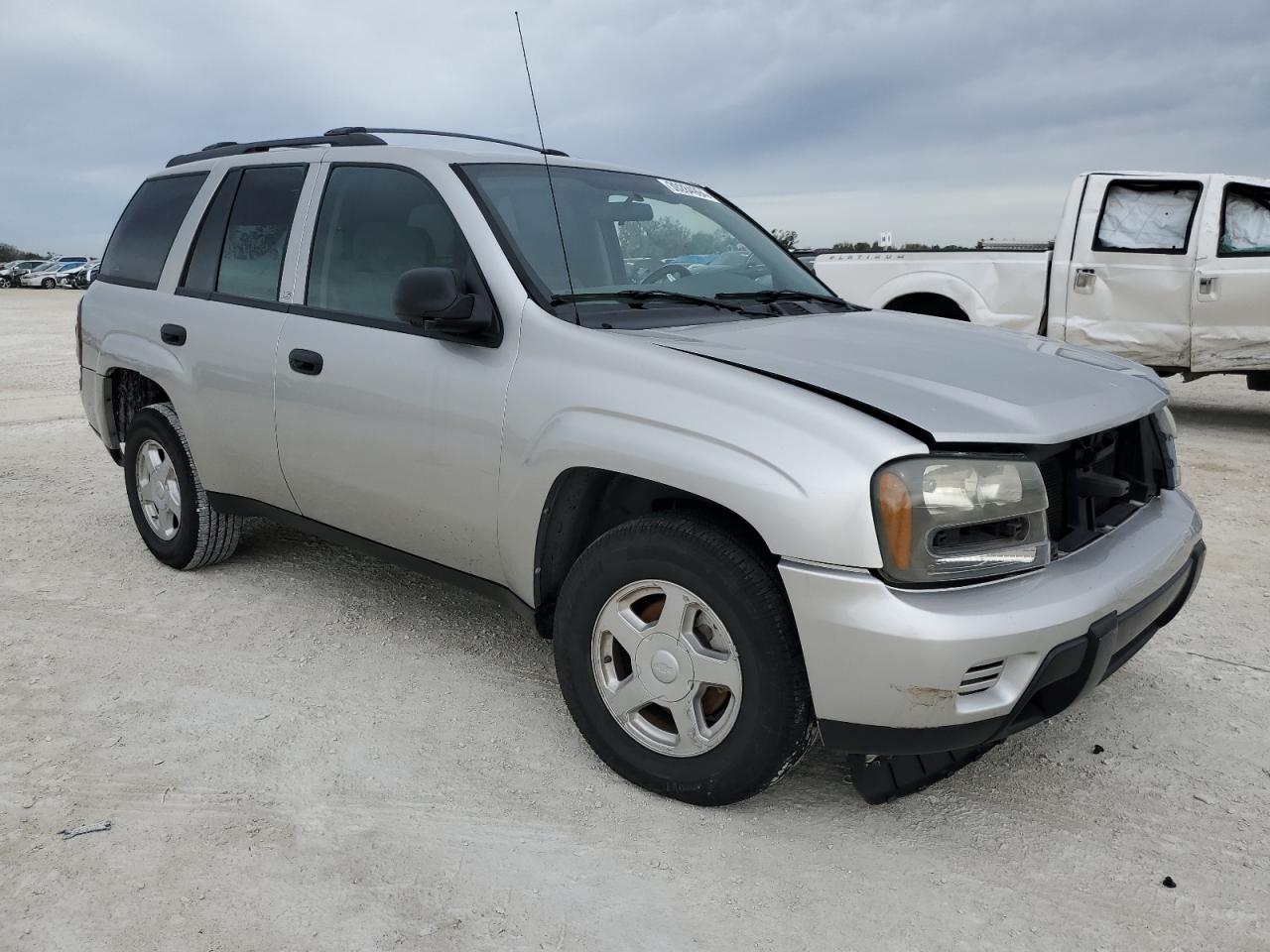 Photo 3 VIN: 1GNDS13S742302403 - CHEVROLET TRAILBLAZER 