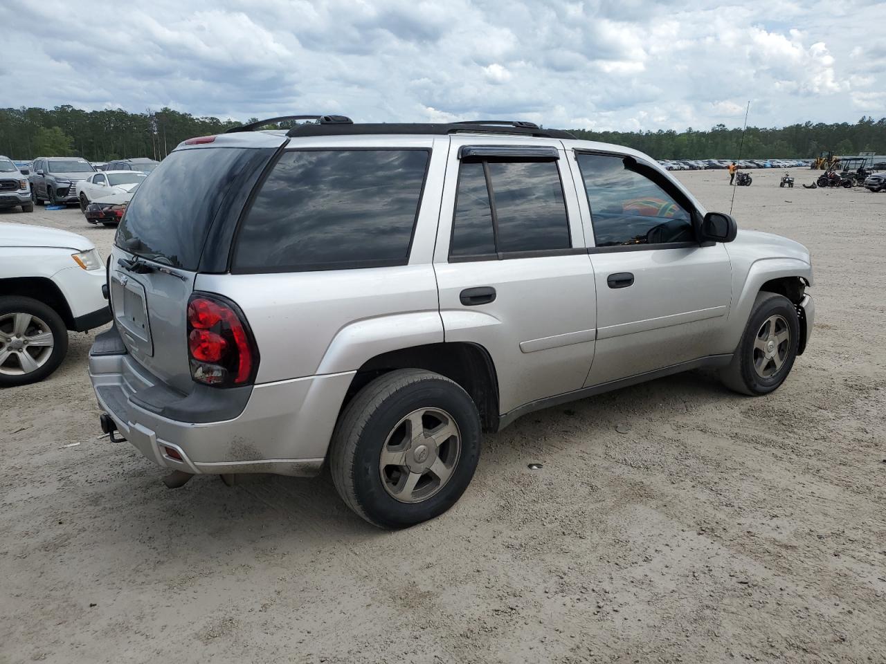 Photo 2 VIN: 1GNDS13S762276971 - CHEVROLET TRAILBLAZER 