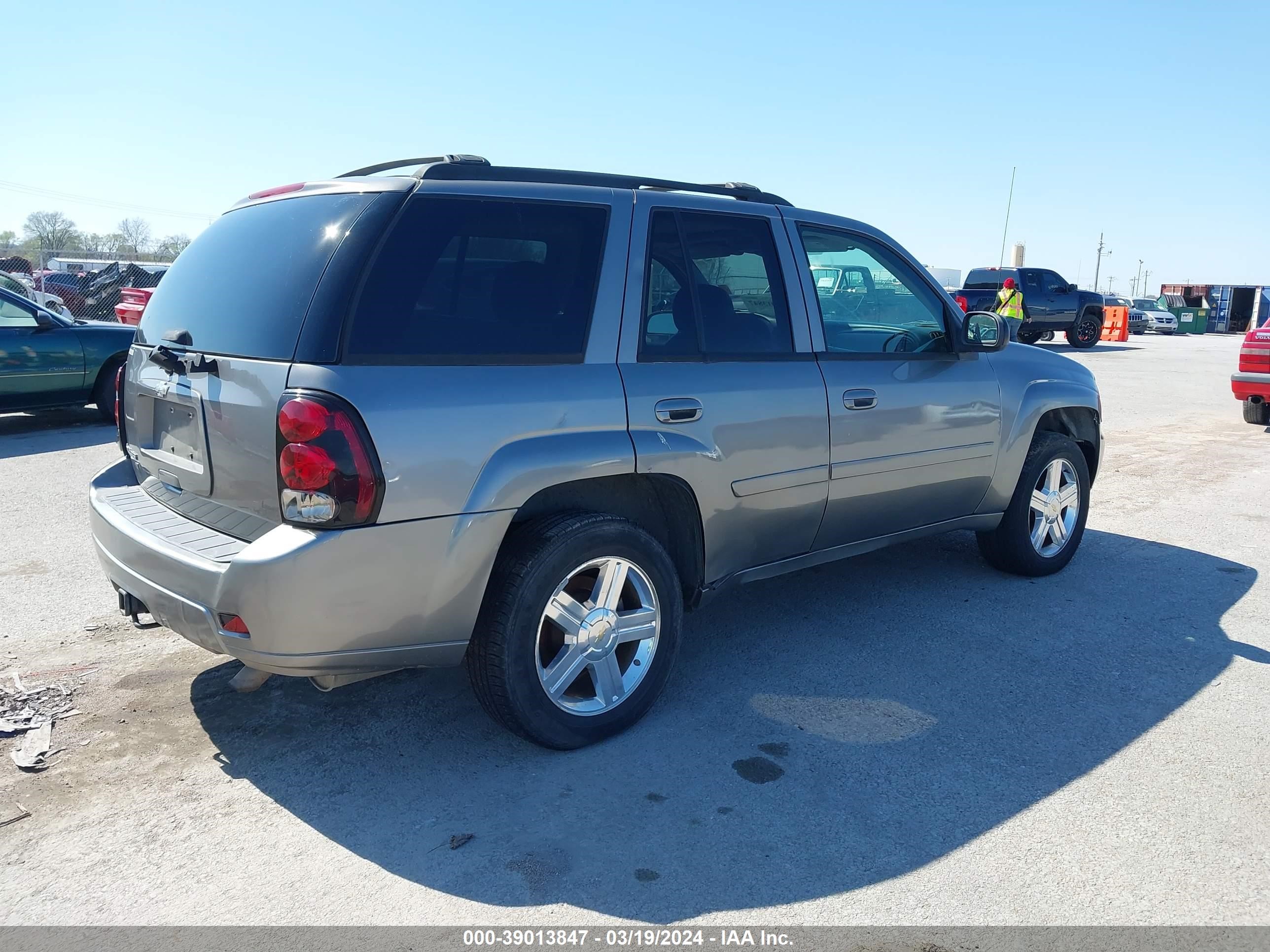 Photo 3 VIN: 1GNDS13S782121999 - CHEVROLET TRAILBLAZER 