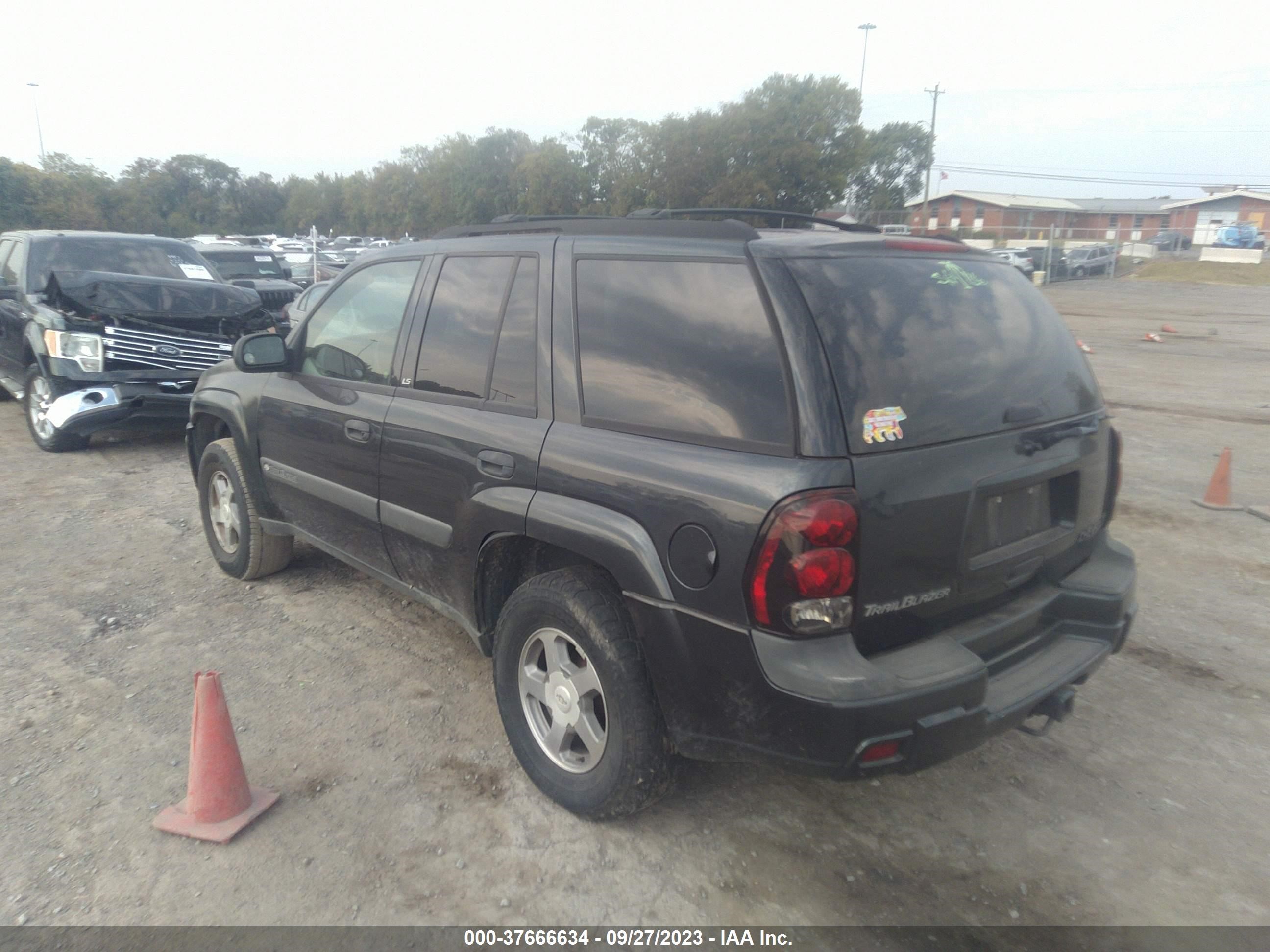 Photo 2 VIN: 1GNDS13S942357340 - CHEVROLET TRAILBLAZER 